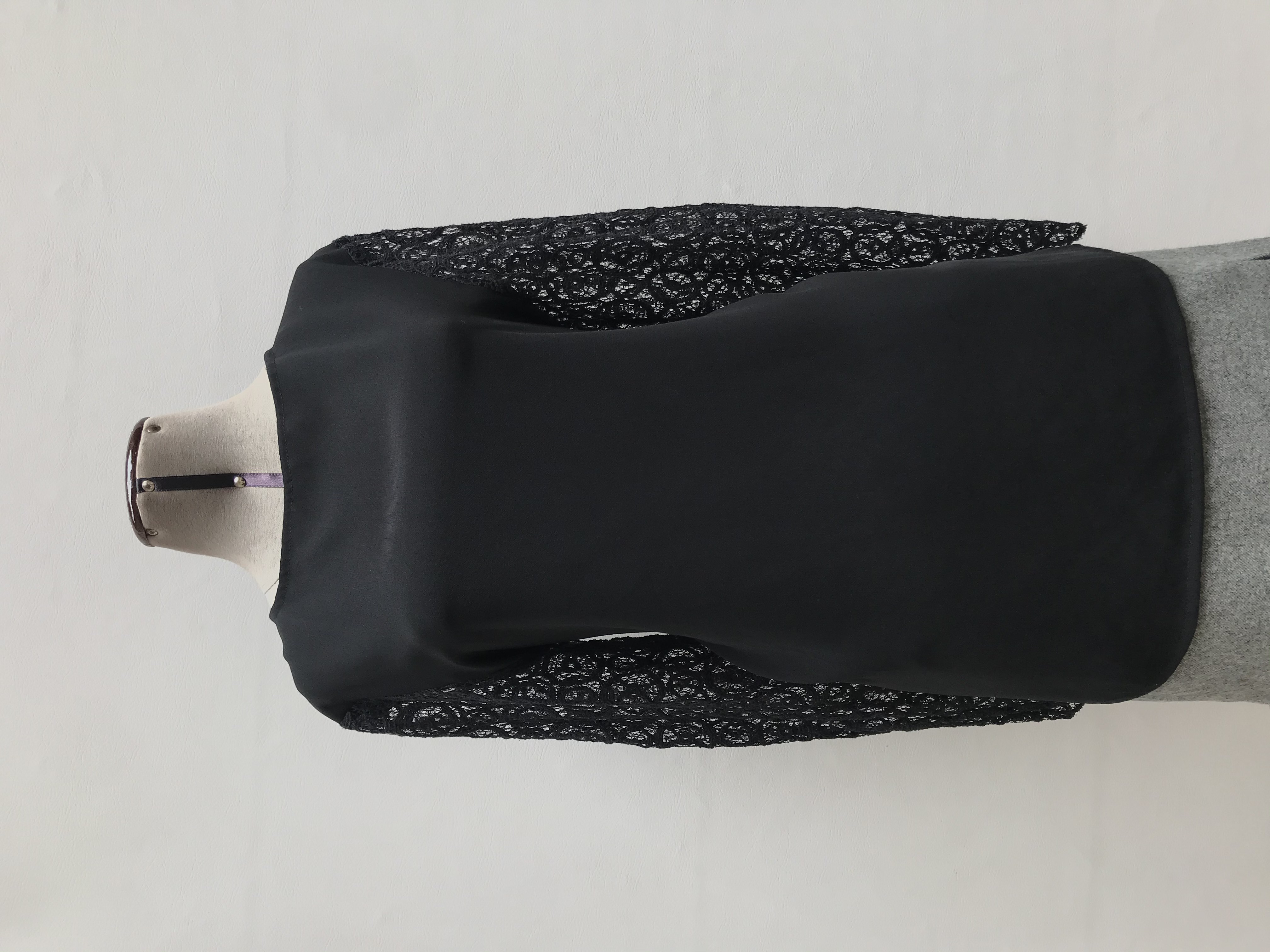 Blusa Moda&cia negra con mangas de guipur. Busto 106cm Largo 65cm