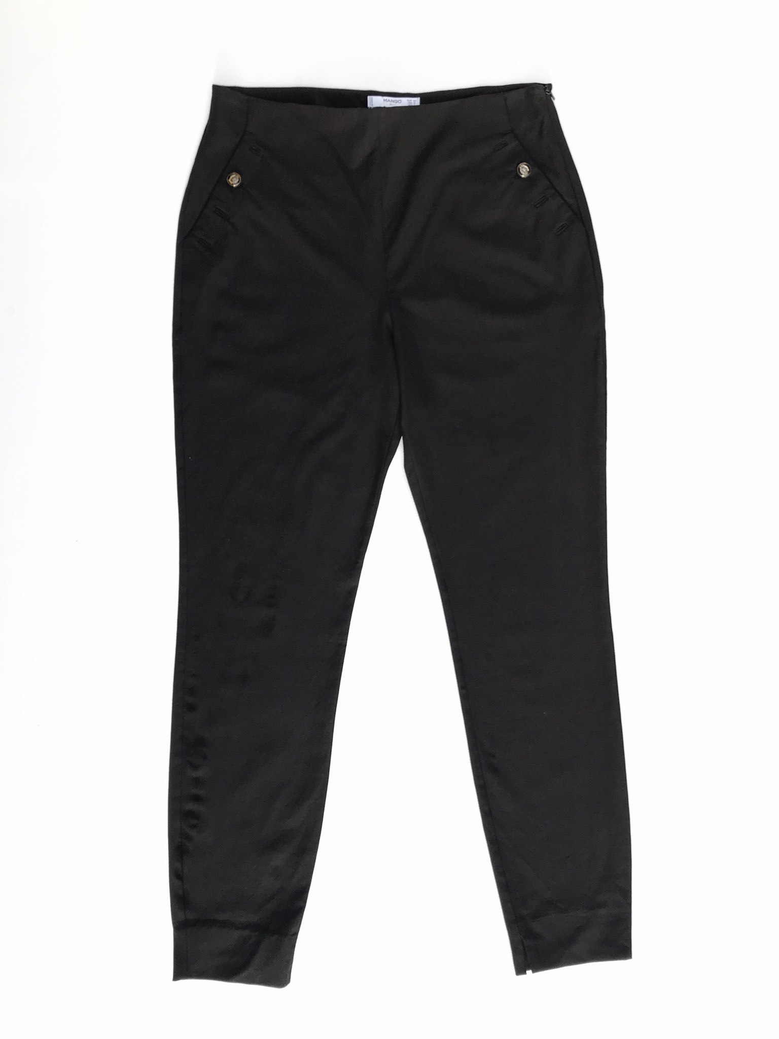 Pantalón Mango negro stretch, a la cintura, cierre lateral, ojales y dos botones, corte pitillo. Precio original S/180
Talla 34 (L / USA12)