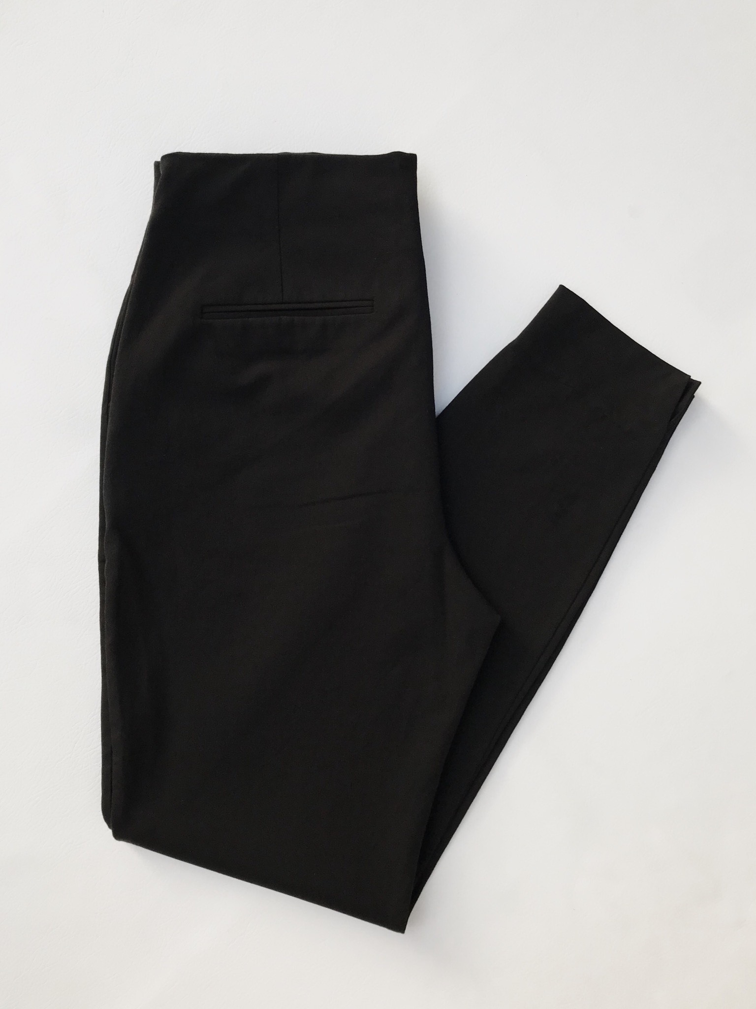 Pantalón Mango negro stretch, a la cintura, cierre lateral, ojales y dos botones, corte pitillo. Precio original S/180
Talla 34 (L / USA12)