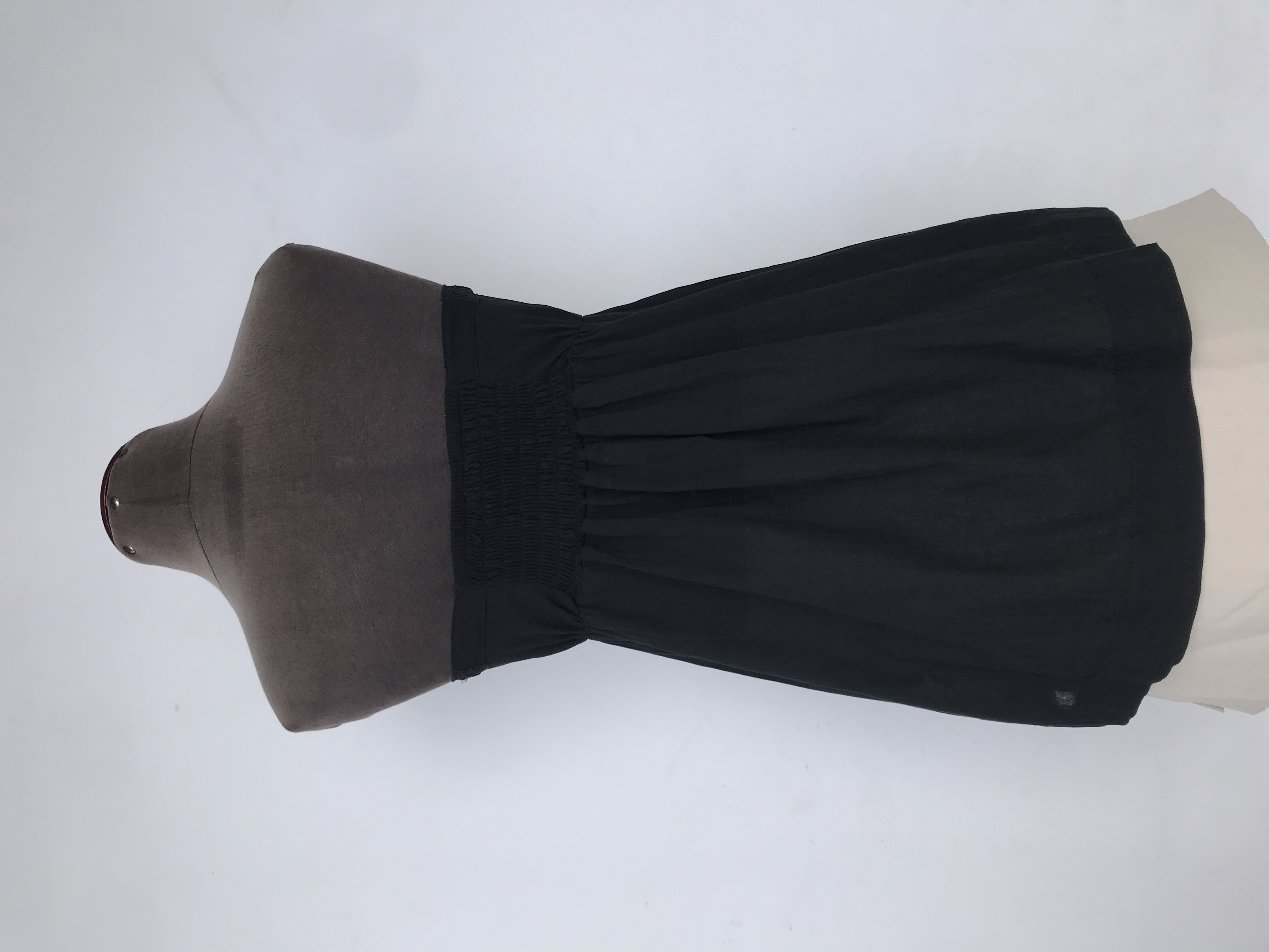 Blusa strapless Moda & Cia negra con lazo para amarrar en el escote y detalles de guipure en el delantero, panal de abeja posterior, 100% algodón
Talla S
