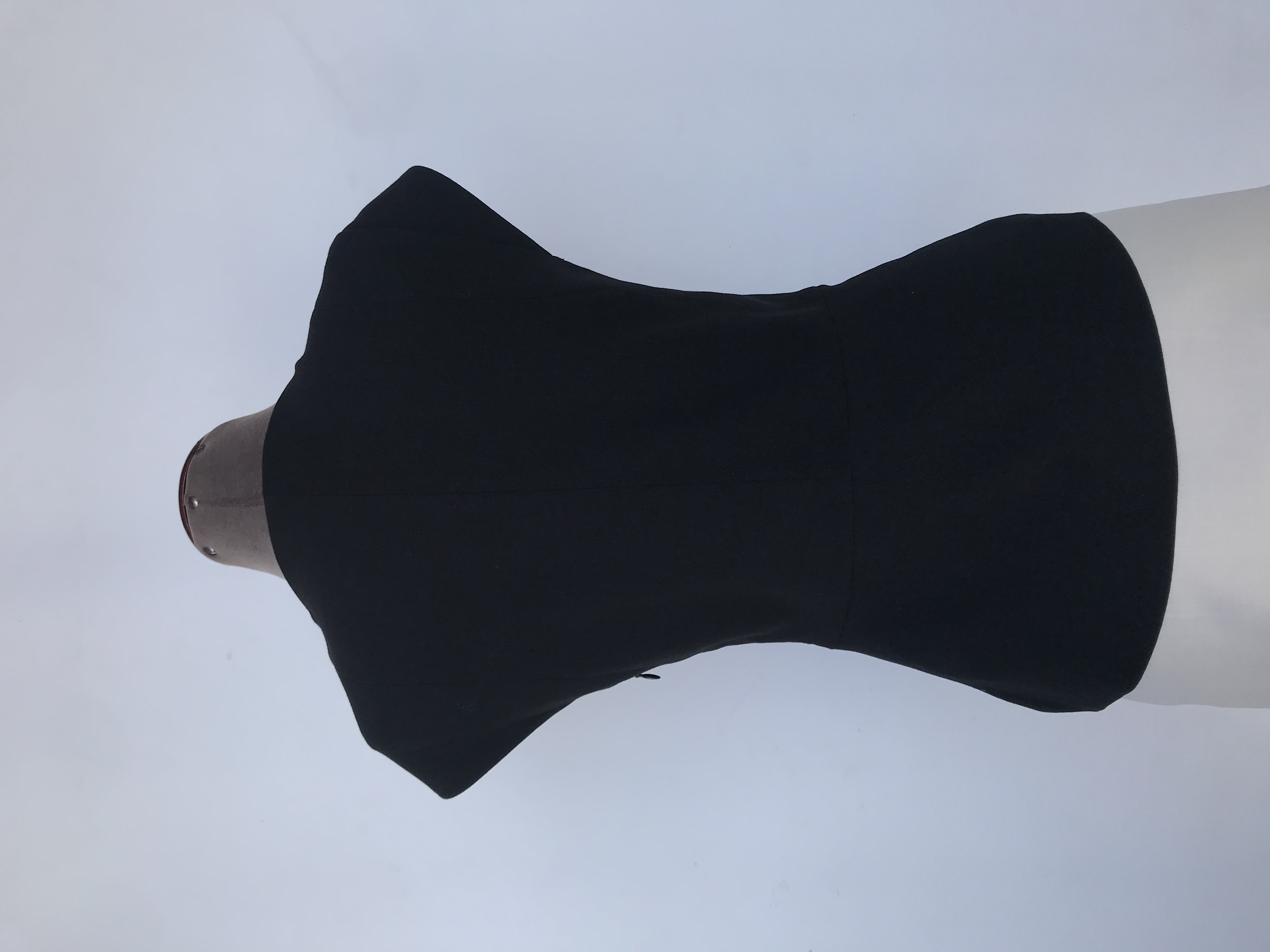 Blusa Mentha & Chocolate tela tipo sastre negra, forrada, cortes delanteros y cierre lateral
Talla M