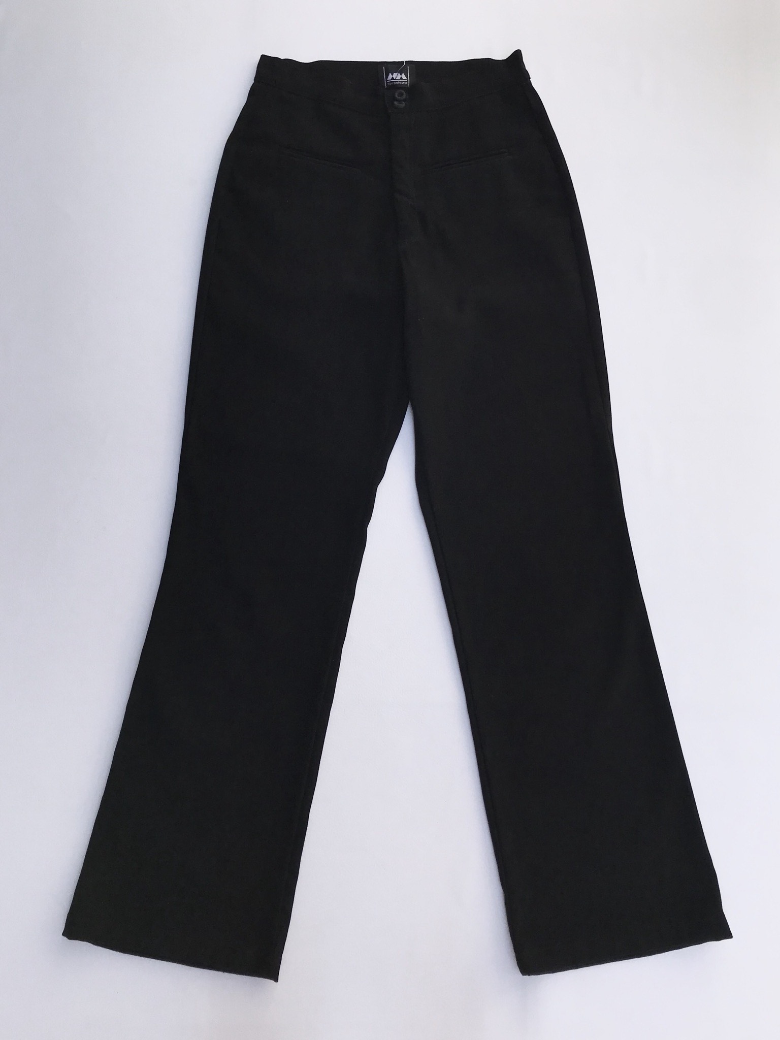Pantalón vintage negro a la cintura, tela tipo pana, pretina delgada con dos botones, bolsillos delanteros y pinzas posteriores y pierna recta. ¡Lindo!
Talla 26