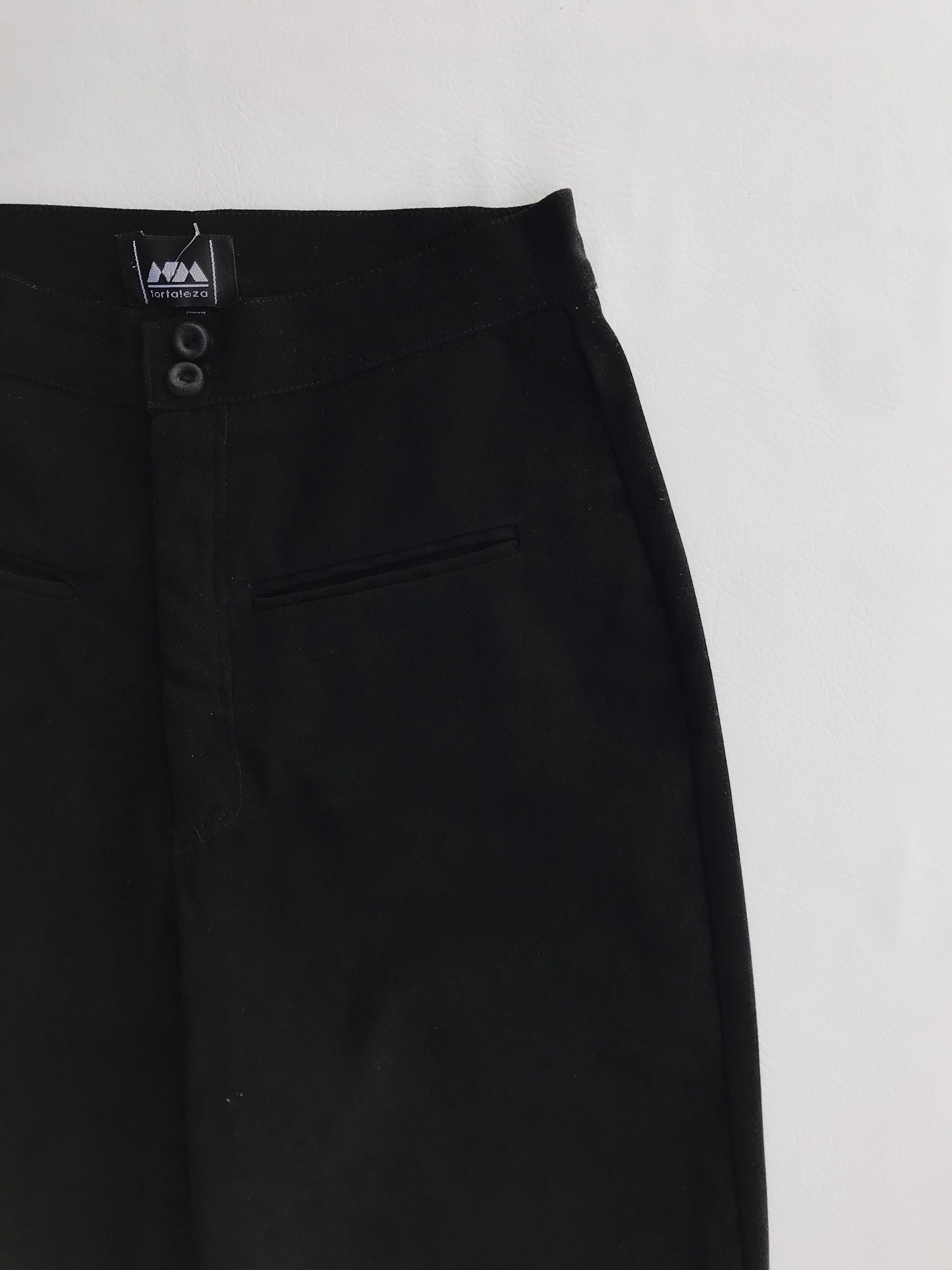 Pantalón vintage negro a la cintura, tela tipo pana, pretina delgada con dos botones, bolsillos delanteros y pinzas posteriores y pierna recta. ¡Lindo!
Talla 26