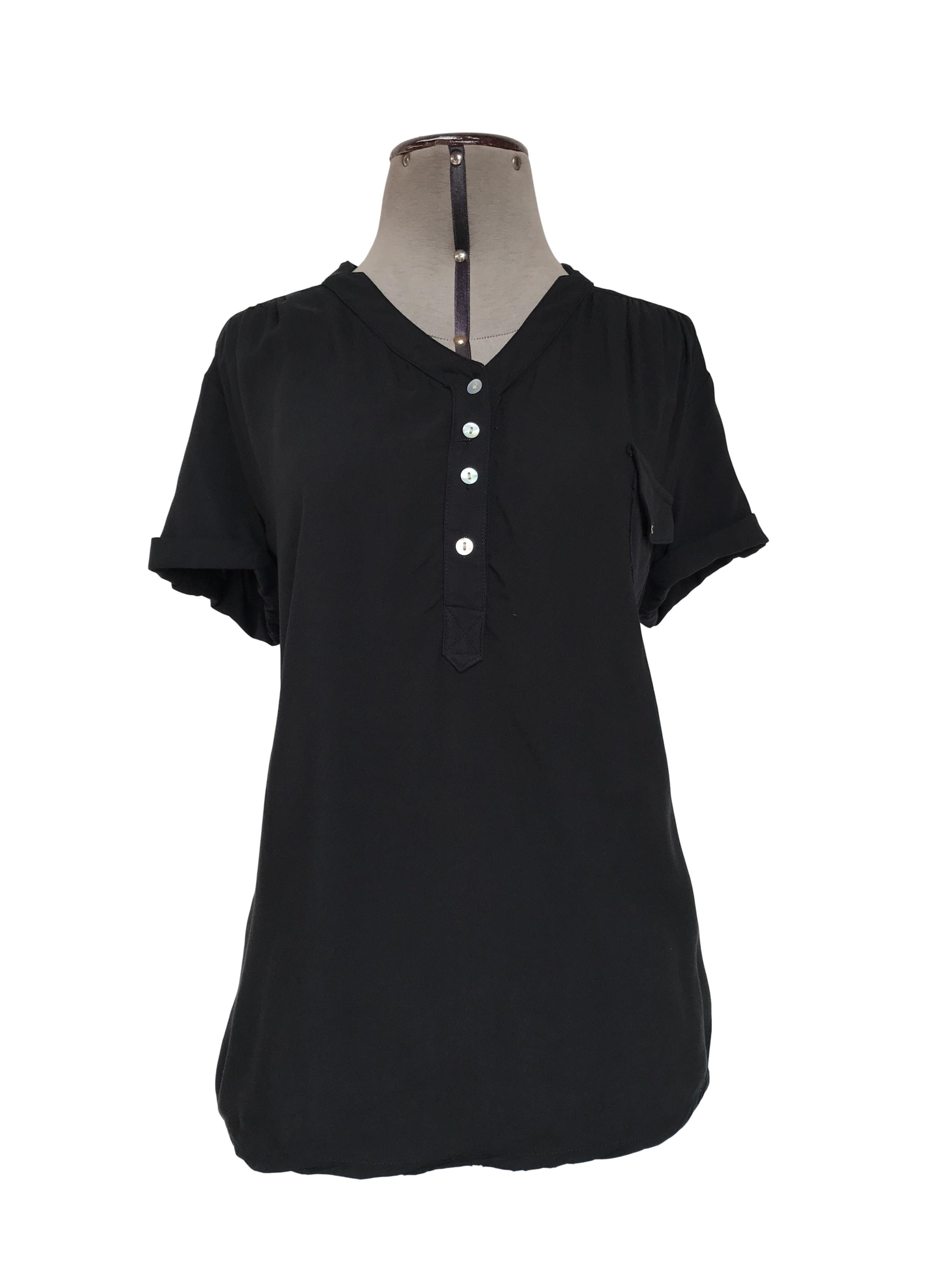 Blusa negra de tela fresca tipo chalis, botones nacarados en el escote, bolsillo y mangas regulables con botón
Talla M
