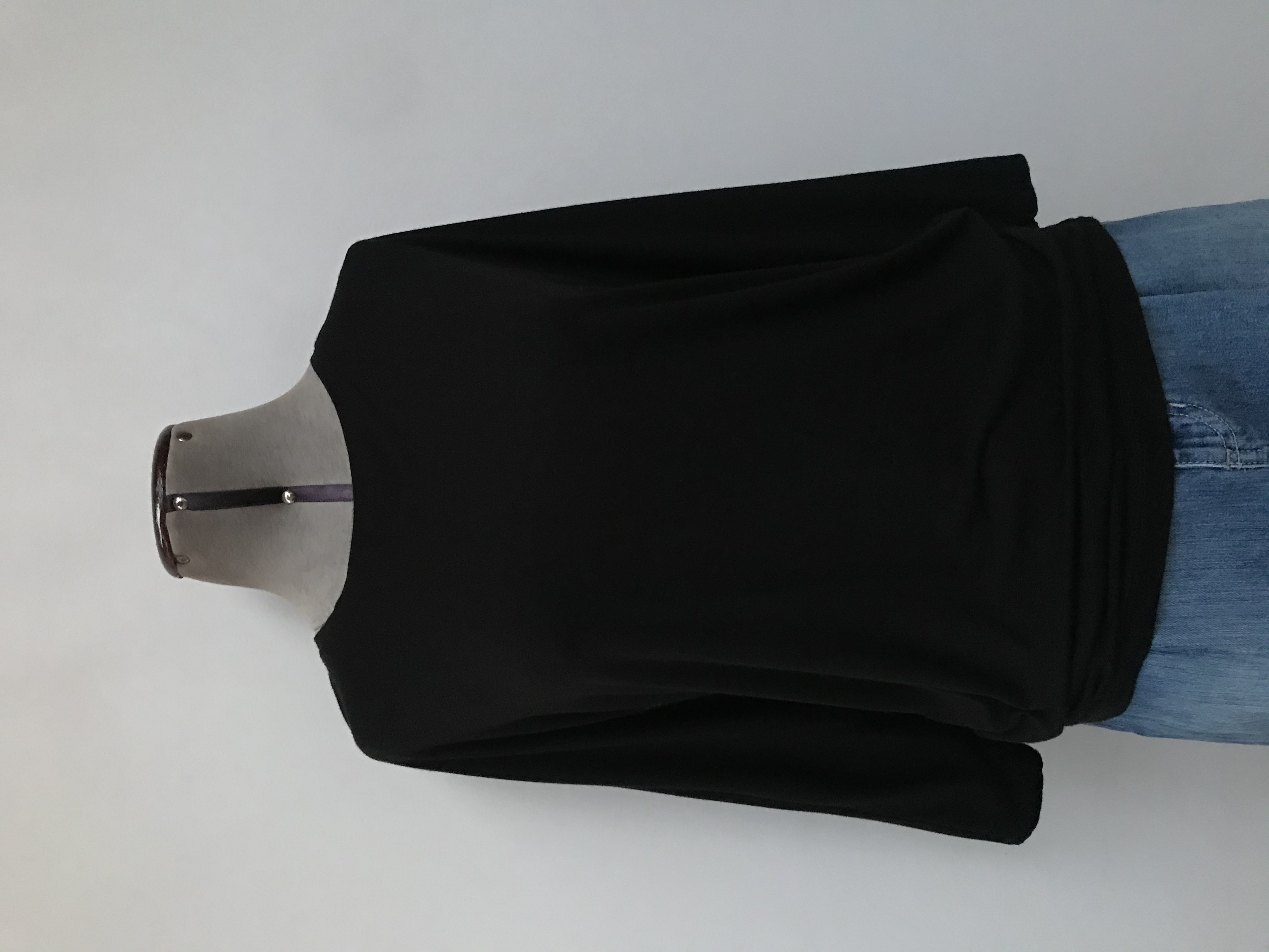 Polo Kenar negro 95% modal 5% spandex, manga murciélago 3/4, tela rica al tacto con linda caída. Precio original S/180
Talla M