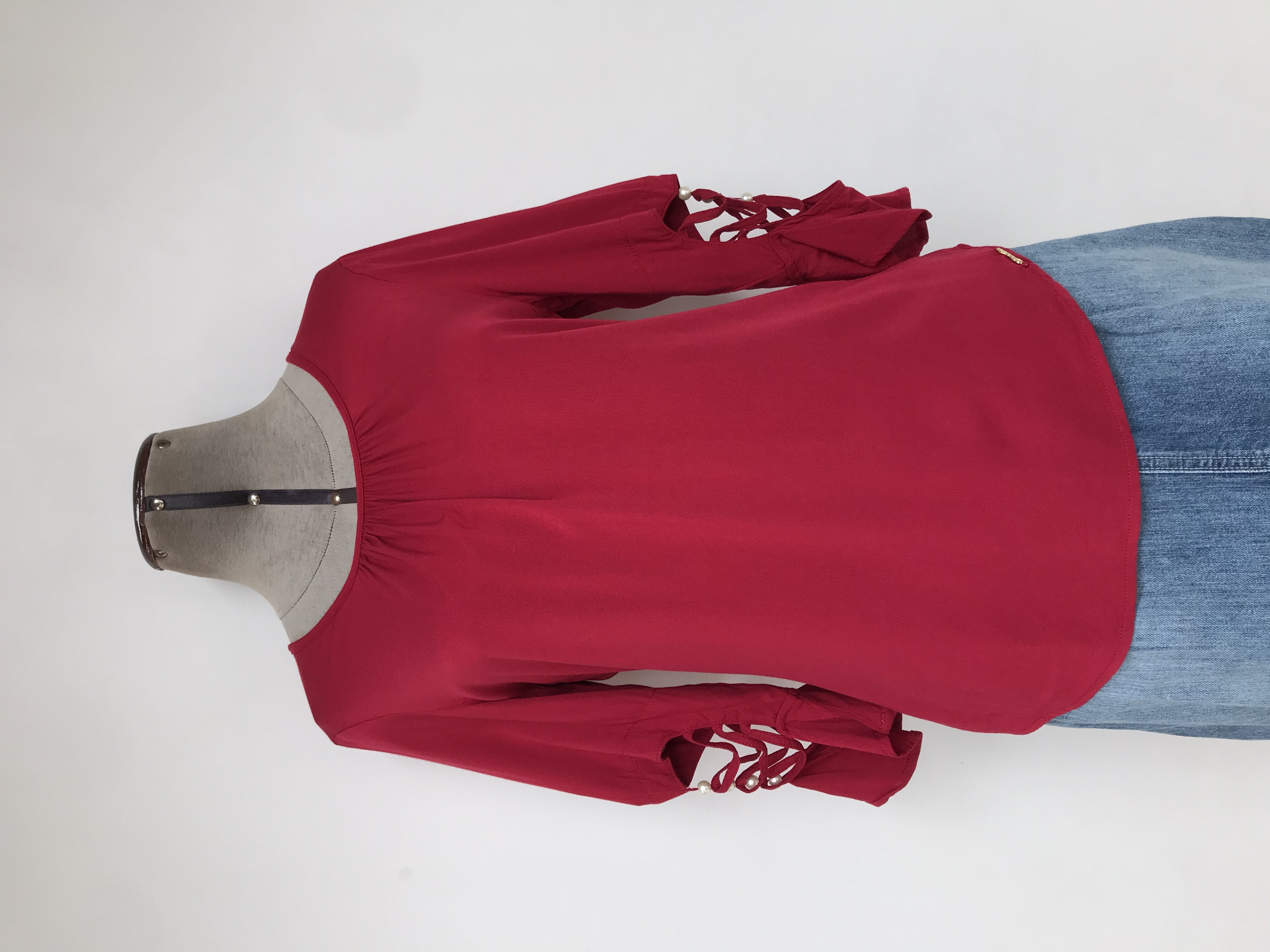 Blusa roja, tela fresca tipo chalis, mangas con calado y perlas
Talla S