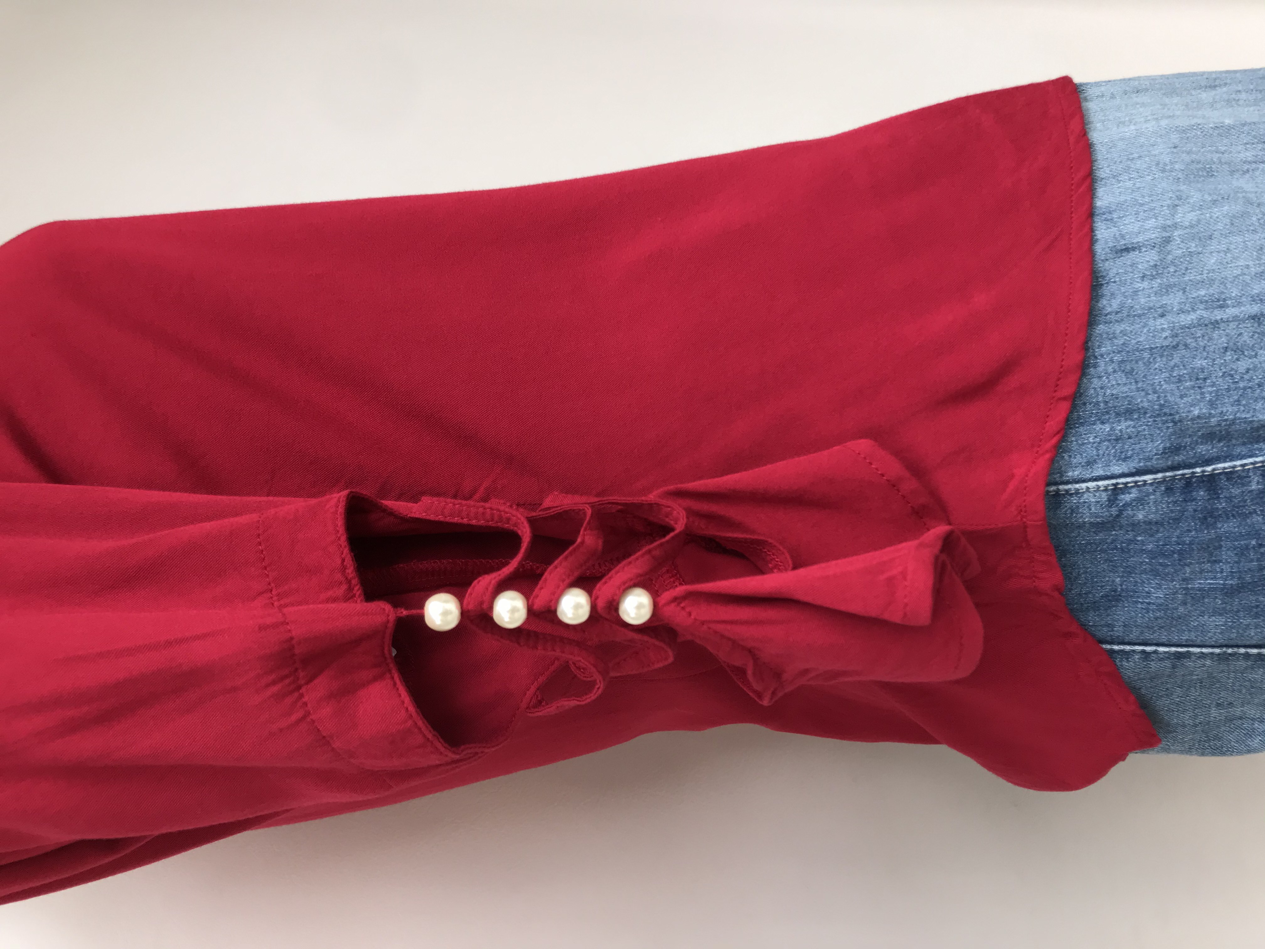 Blusa roja, tela fresca tipo chalis, mangas con calado y perlas
Talla S
