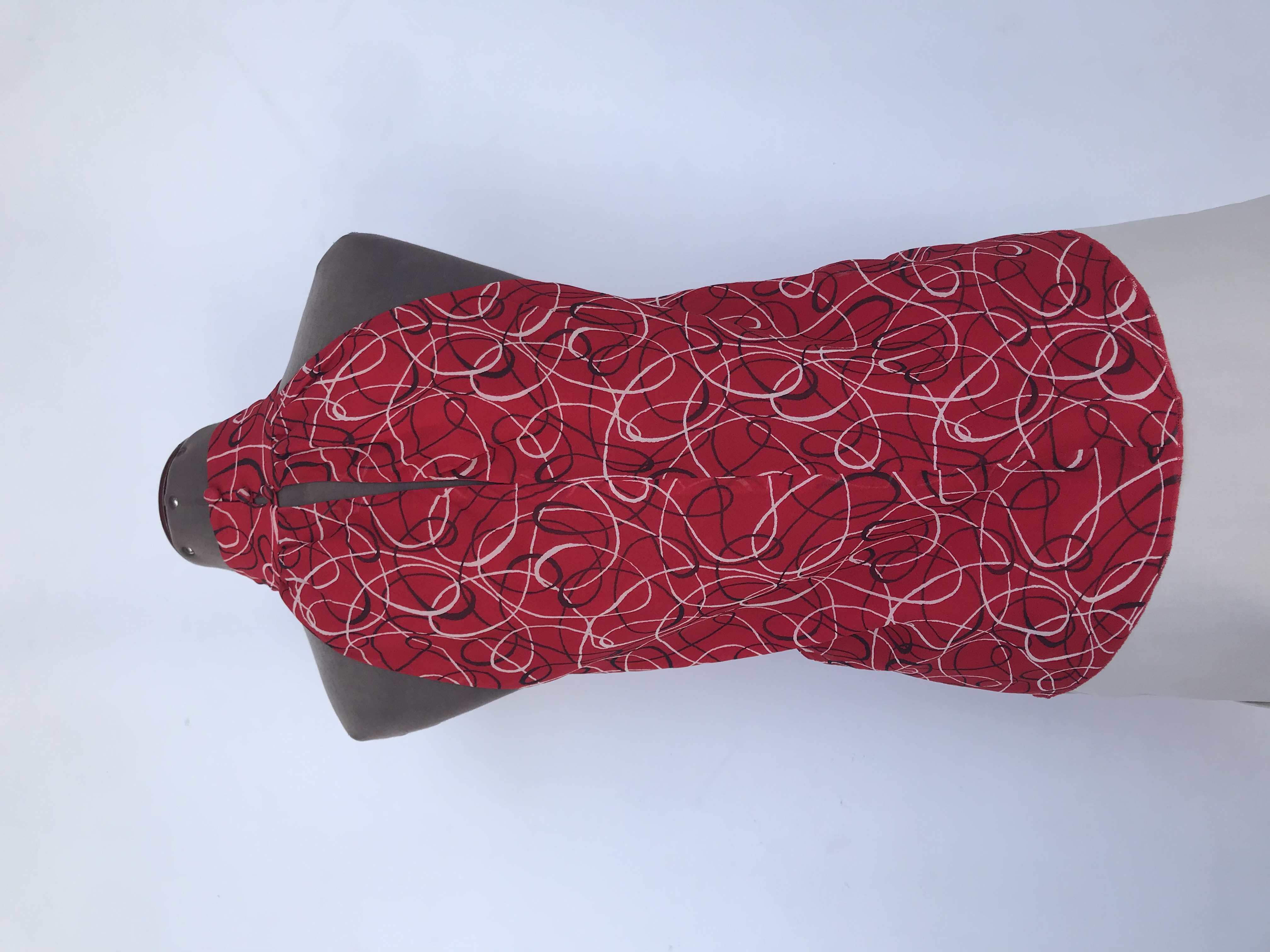 Blusa I.N.C de gasa roja con estampado de espirales crema y negro, cuello alto con botones posteriores, es forrada
Precio Original S/. 180
Talla S (8, Puede ser M)