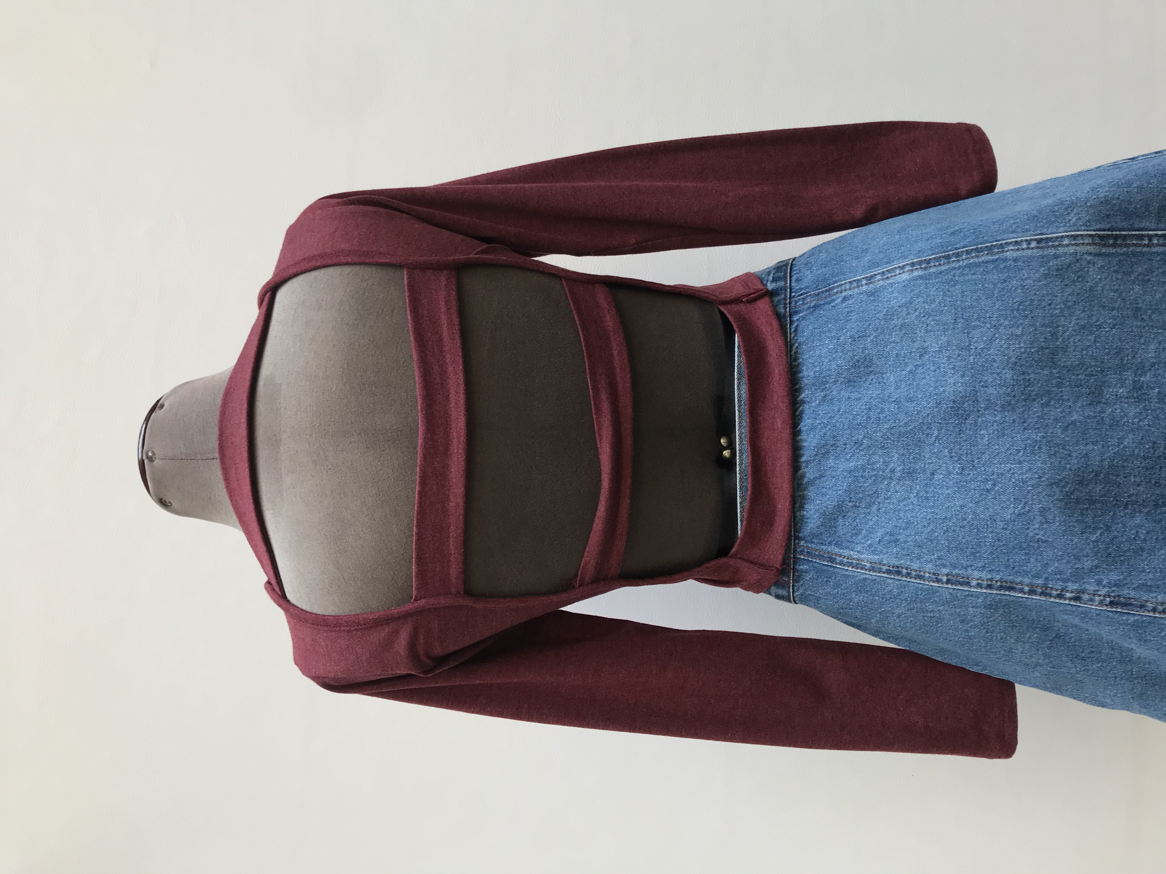 Polo guinda jaspeado, manga larga, con tiras en la espalda, tela tipo algodón stretch
Talla S