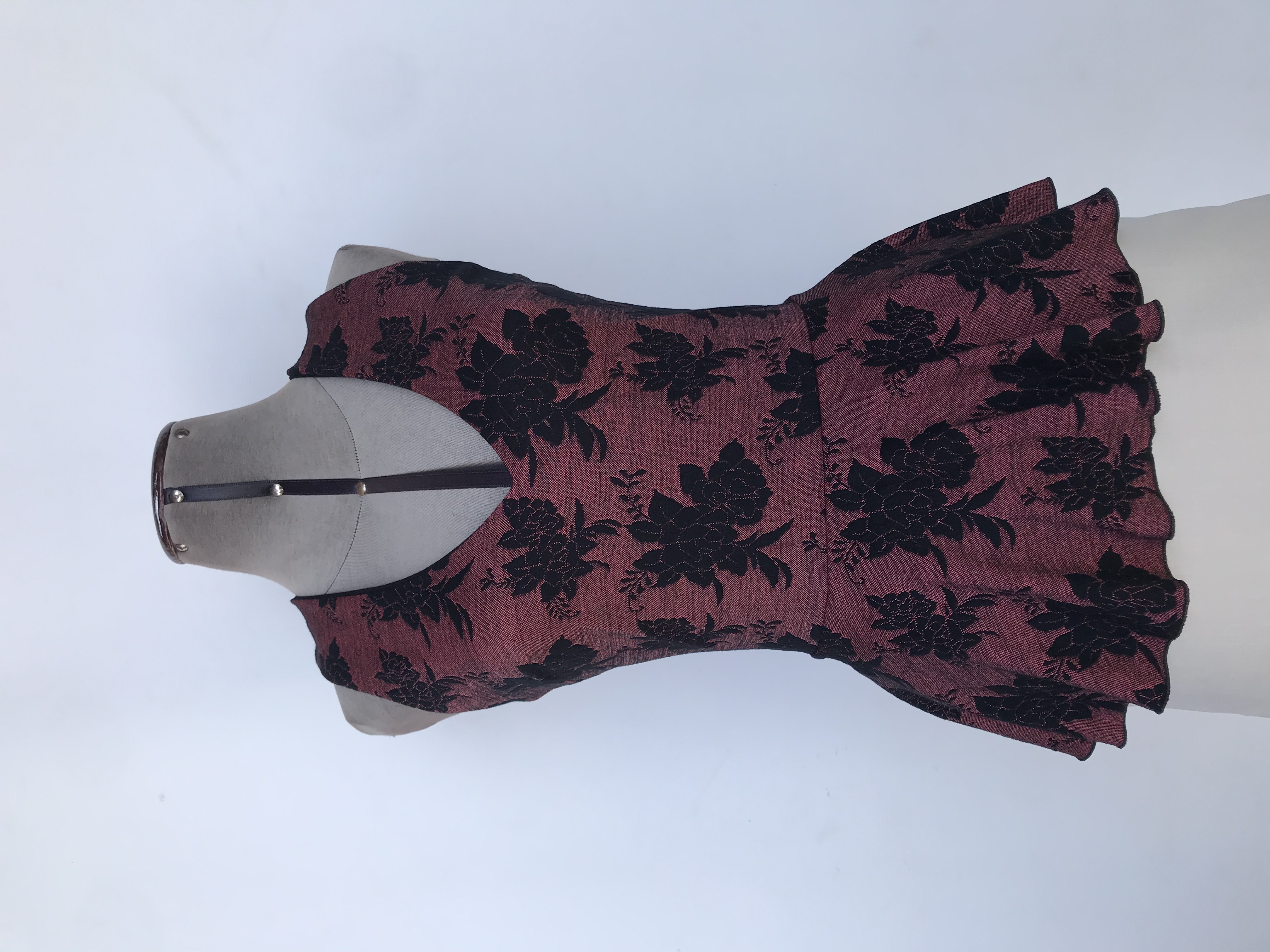 Blusa rosa con jaspeado negro y estampado de flores, escote en V, corte en la cintura y volante asimétrico en la basta, lleva forro superior
Talla M