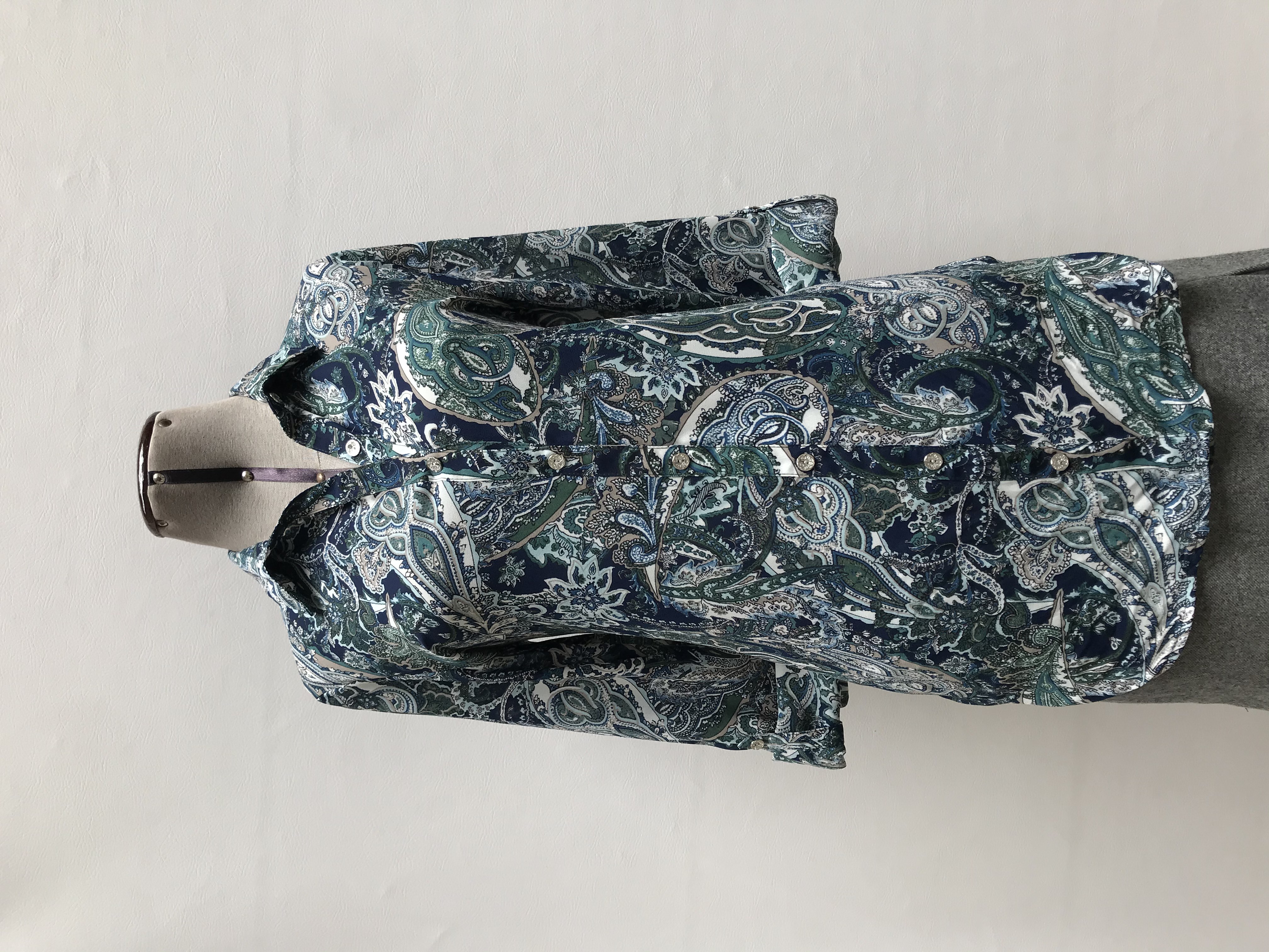 Blusa Roz&Ali de gasa con estampado paisley en tonos verdes y azules, manga regulable con botón, y fila de botones centrales
Talla M