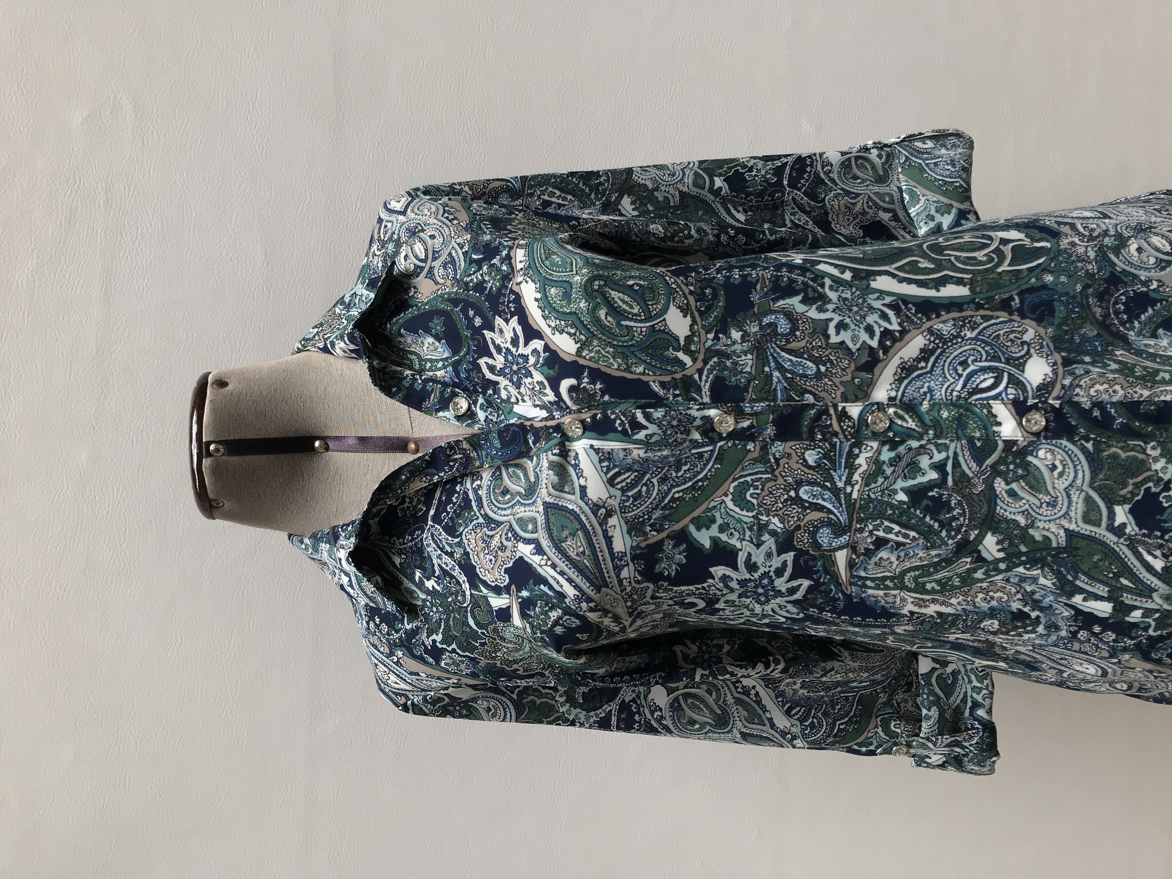 Blusa Roz&Ali de gasa con estampado paisley en tonos verdes y azules, manga regulable con botón, y fila de botones centrales
Talla M