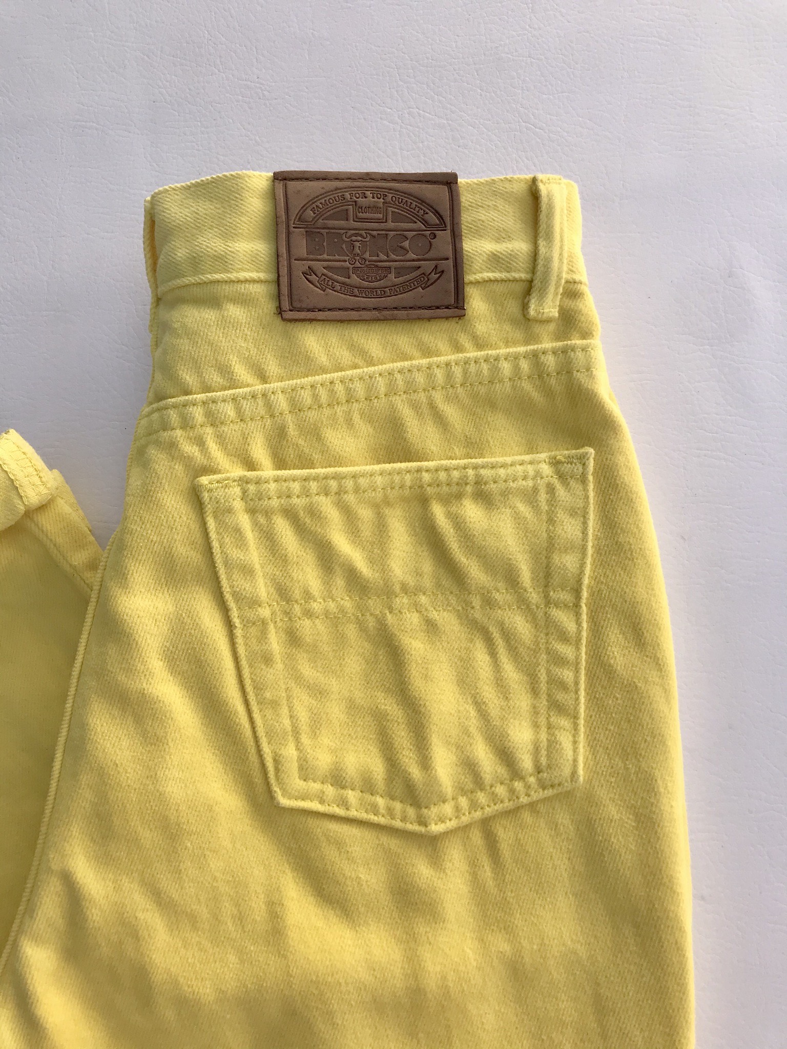 Mom jean Bronco vintage, a la cintura, 100% algodón amarillo, denim grueso,  5 bolsillos, cierre y botón metálico. ¡Super cool! Estado 8.5/10
Talla 28