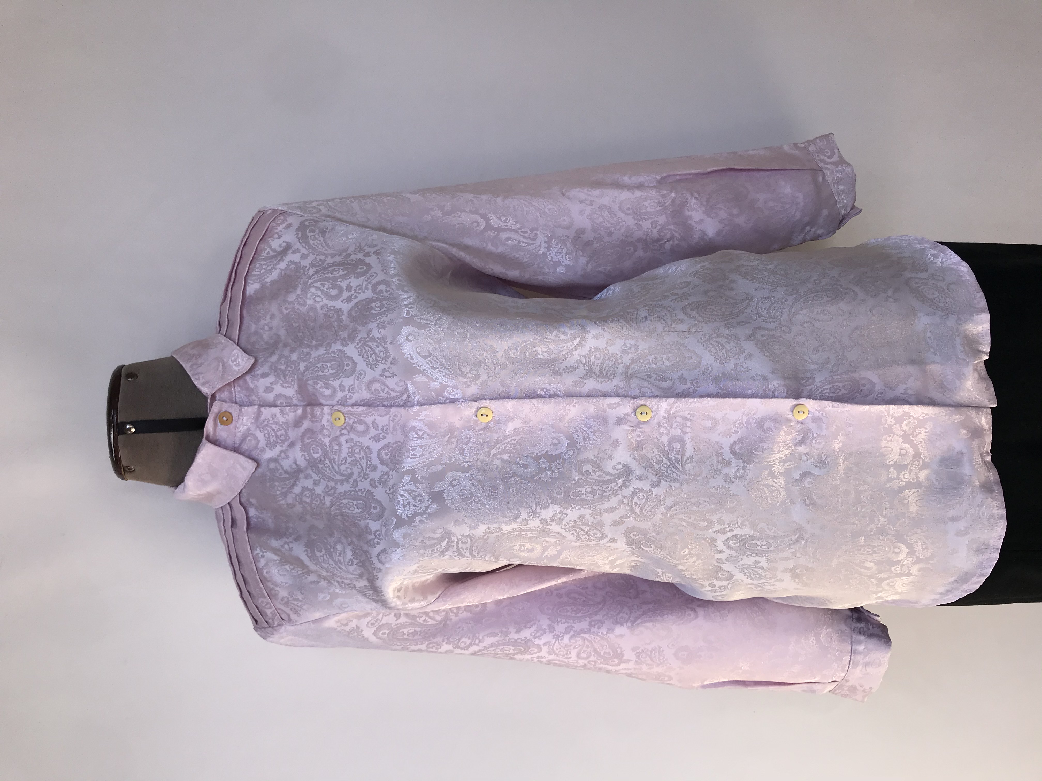 Blusa vintage rosada con brocado paisley al tono, oversized, botones en el centro, pliegues en hombros y espalda
Talla M