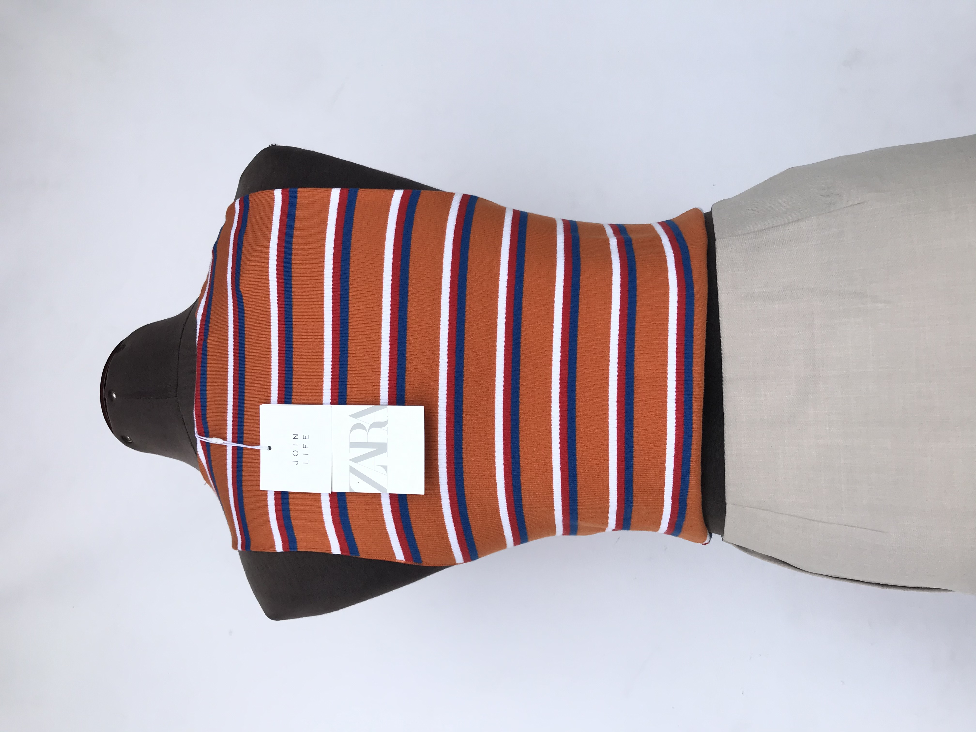 Top Zara naranja con rayas blancas y azules, textura acanalada, 95% algodón ecológico. Nuevo con etiqueta S/ 69
Talla M