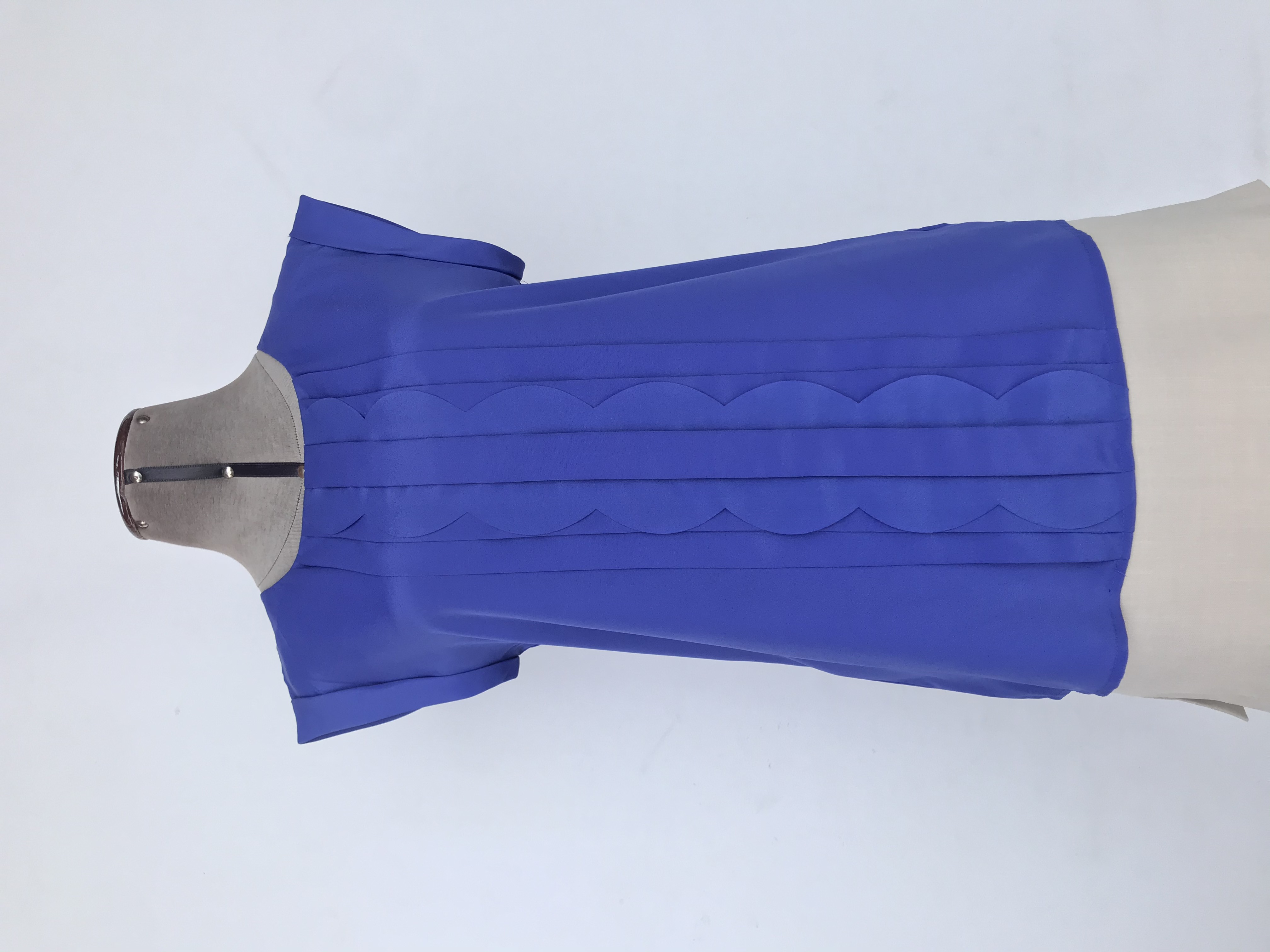 Blusa Oasis azul con pliegues en el pecho, tela plana, botón posterior en el cuello y mangas con dobladillo. Nuevo con etiqueta S/ 139. Busto 93cm Largo 60cm