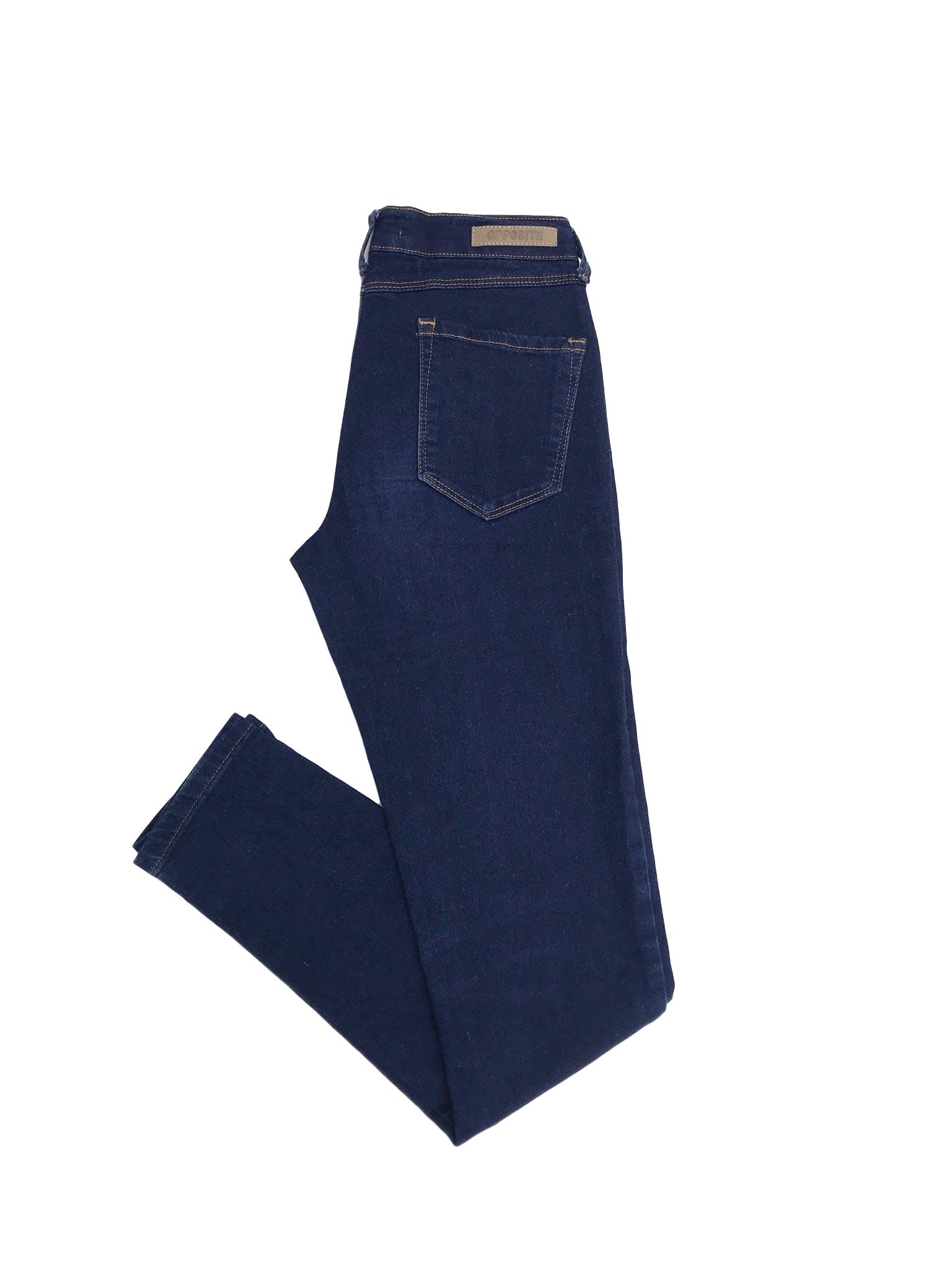 Pantalón jean stretch Opposite, azul, con bolsillos traseros, pespuntes mostaza, corte pitillo
Talla 26