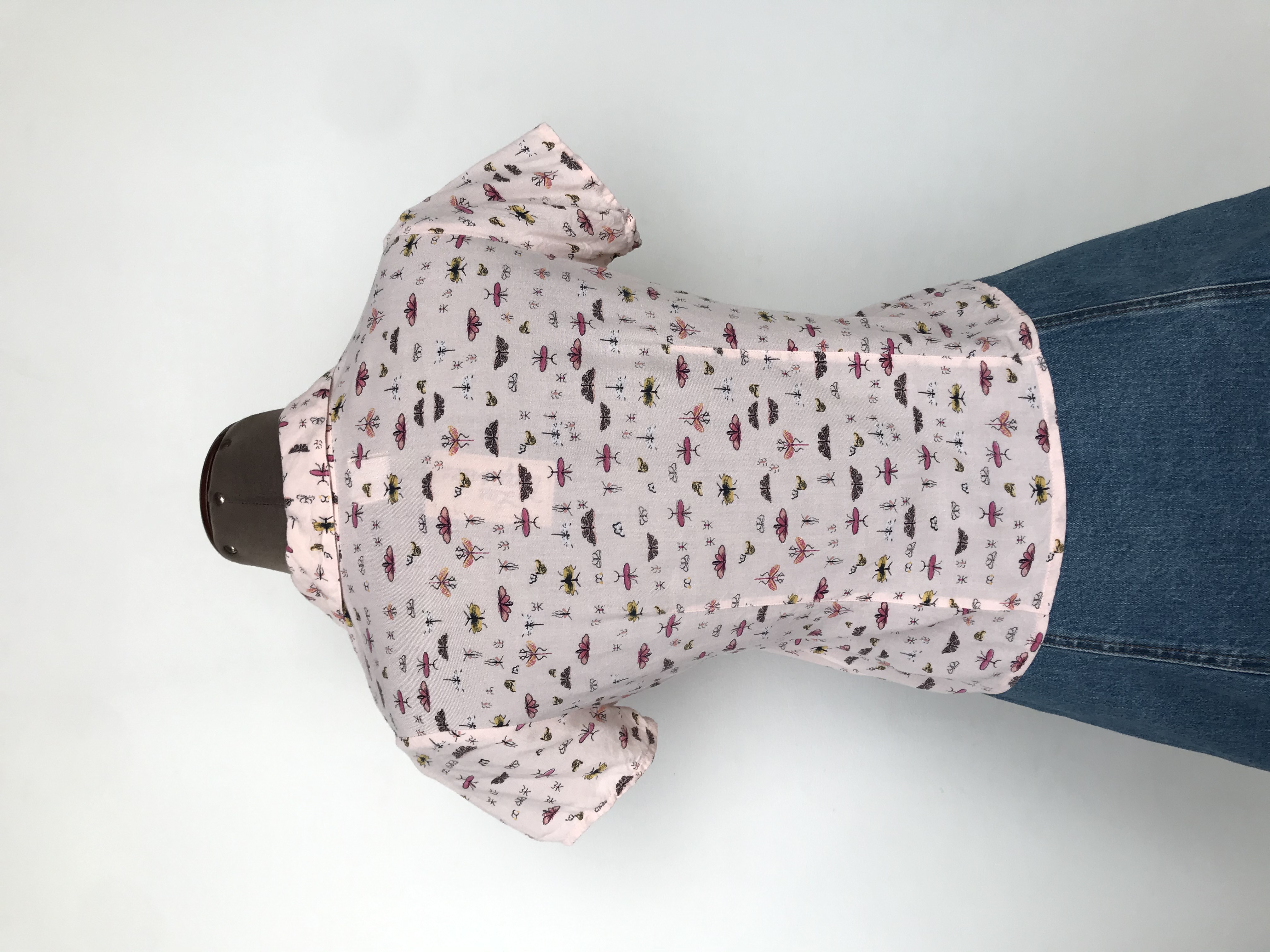 Blusa rosa bebé estampado de insectos, camisera, se puede amarrar en la basta
Talla XS (puede ser S)