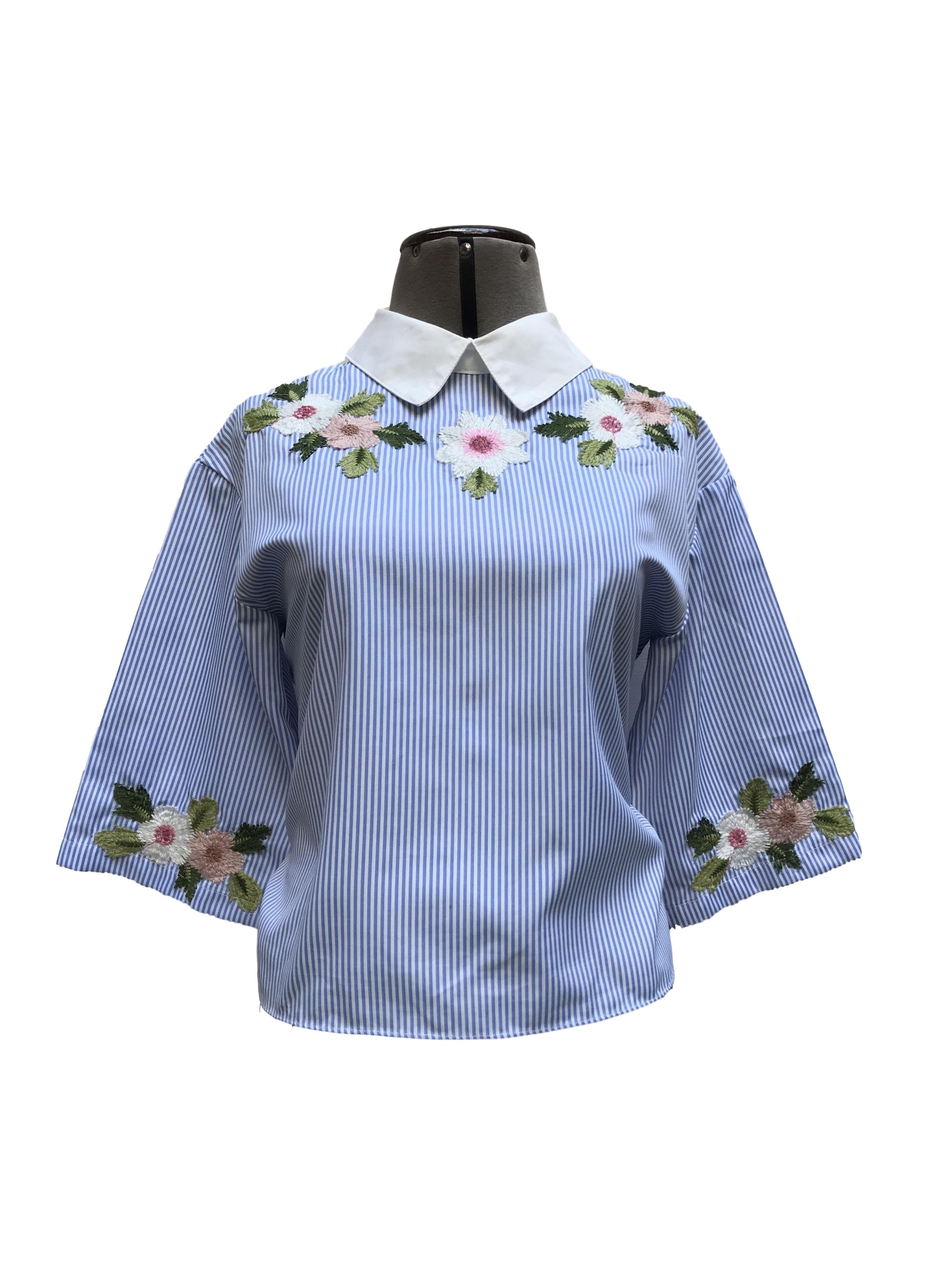 Blusa Shein a rayas blancas y celeste con bordado de flores, botones y lazo posterior
Talla XS/S