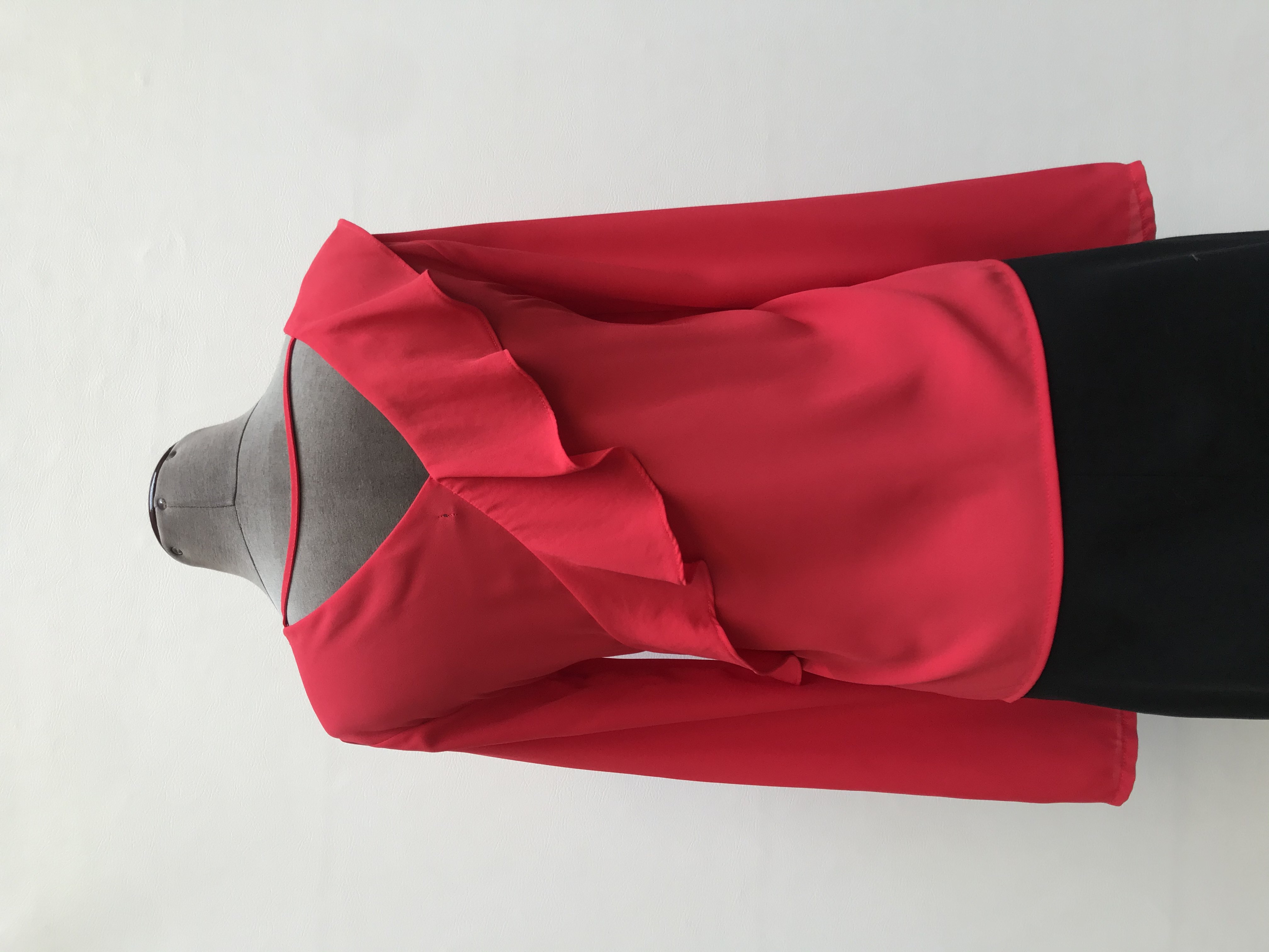 Blusa Malabar roja tela tipo crepe, manga larga, escote cruzado con volantes y escote en la espalda. Precio original S/ 100
Talla S