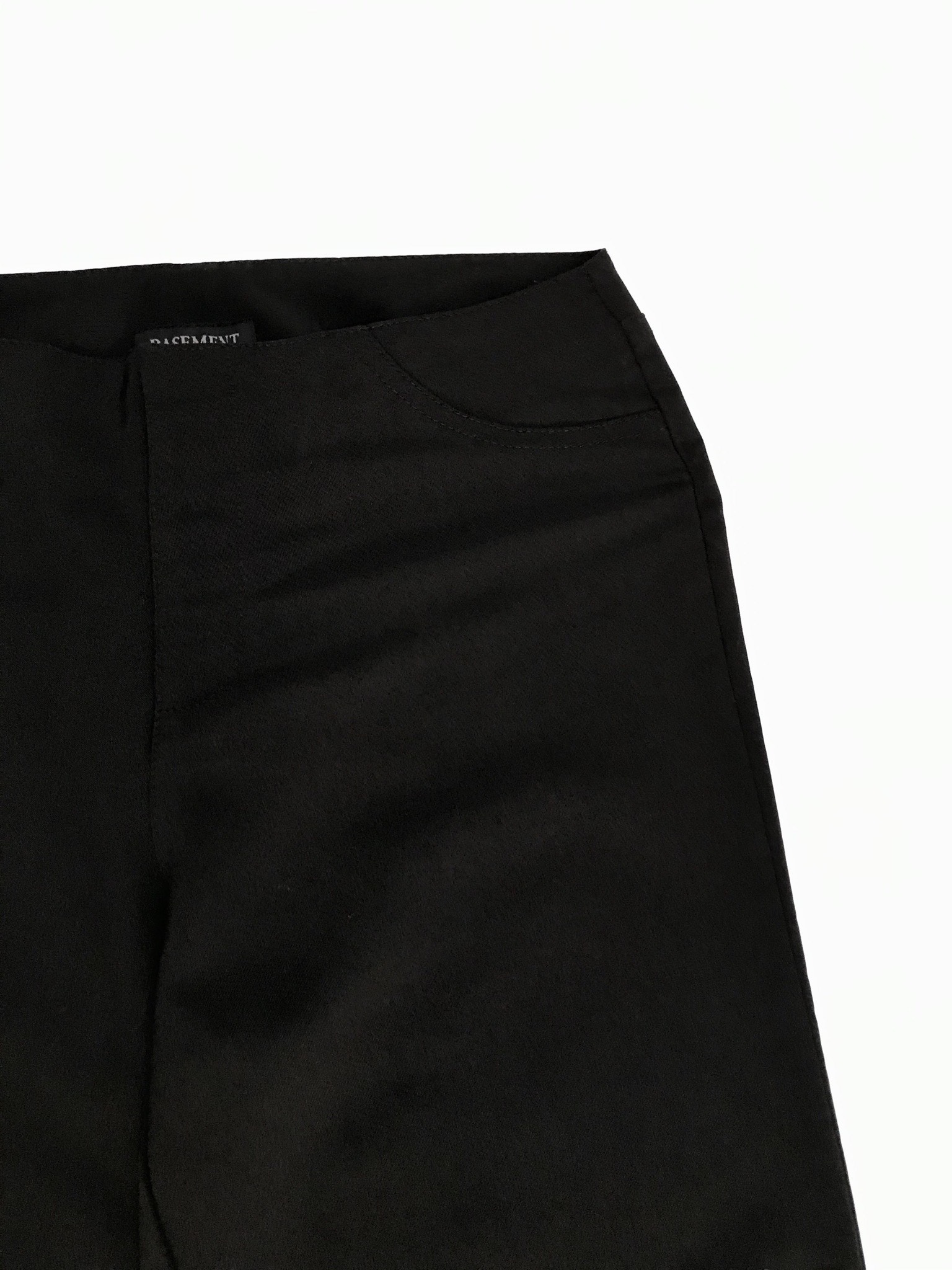 Pantalón Basement negro tipo sastre, sin pretina, con bolsillos posteriores, corte slim
Talla 26