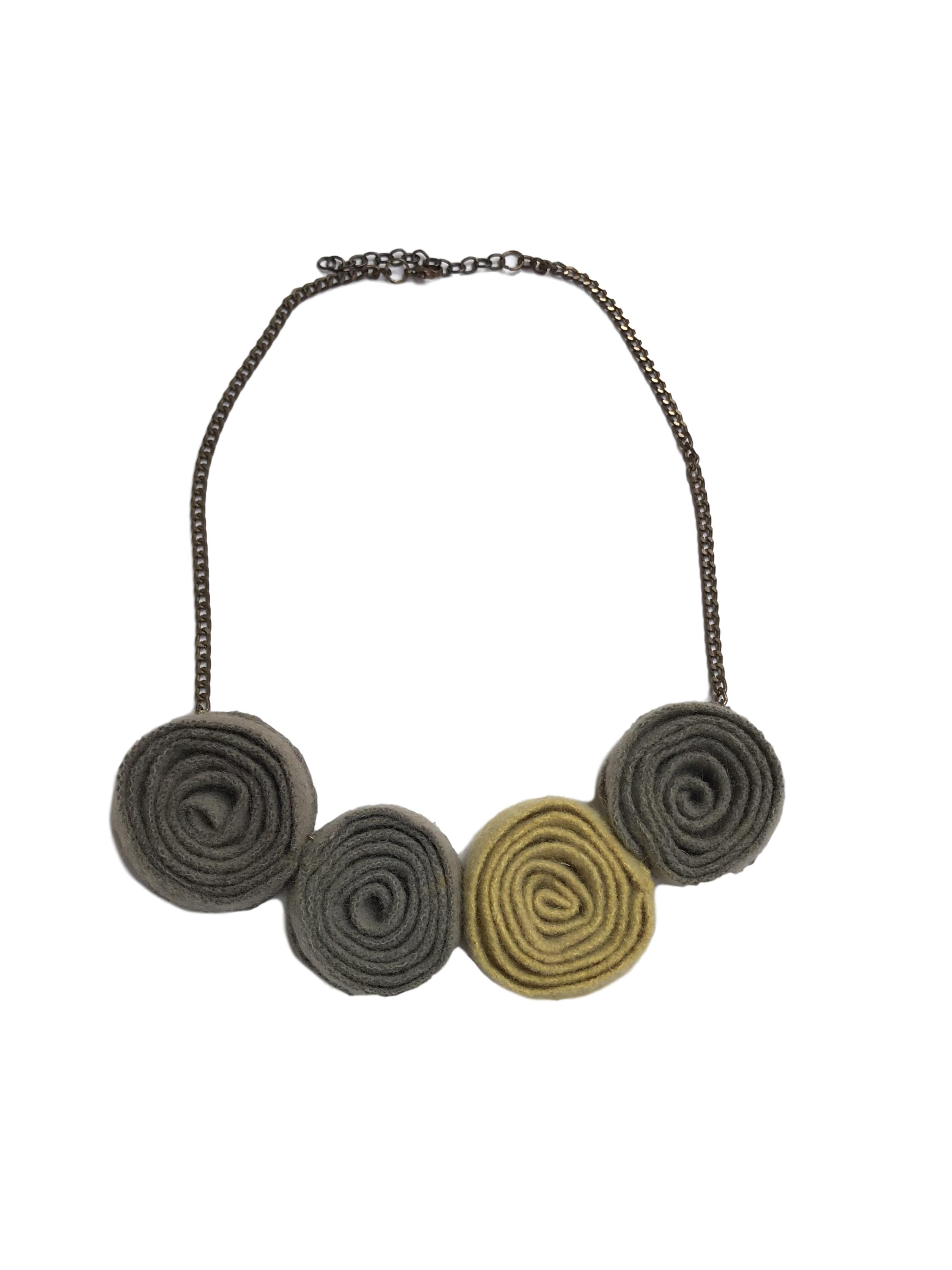Collar cadena tono bronce con esferas de tela tipo lanilla. Largo de cadena 55cm (+5 regulable)
