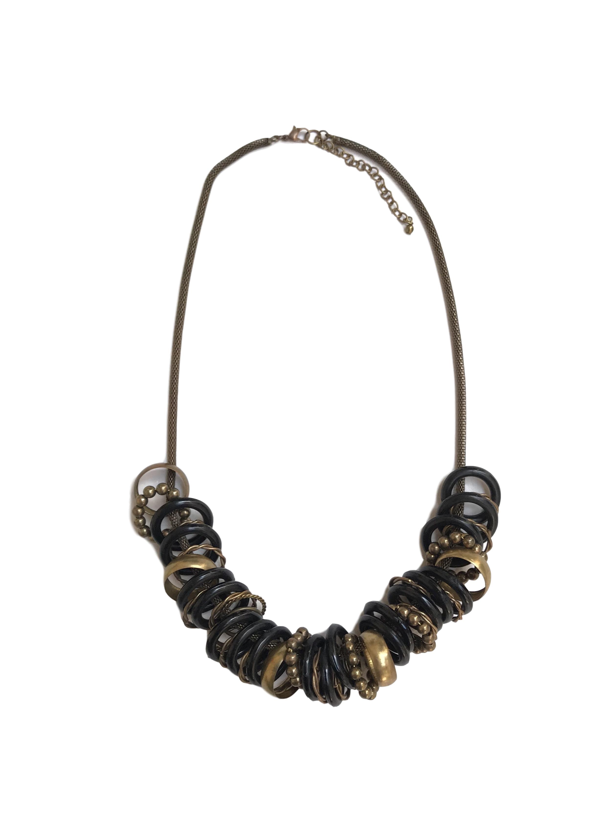 Collar cadena cilíndrica en tono oro viejo, dijes tipo aros negros y dorados. Largo 65cm (+8cm regulables)