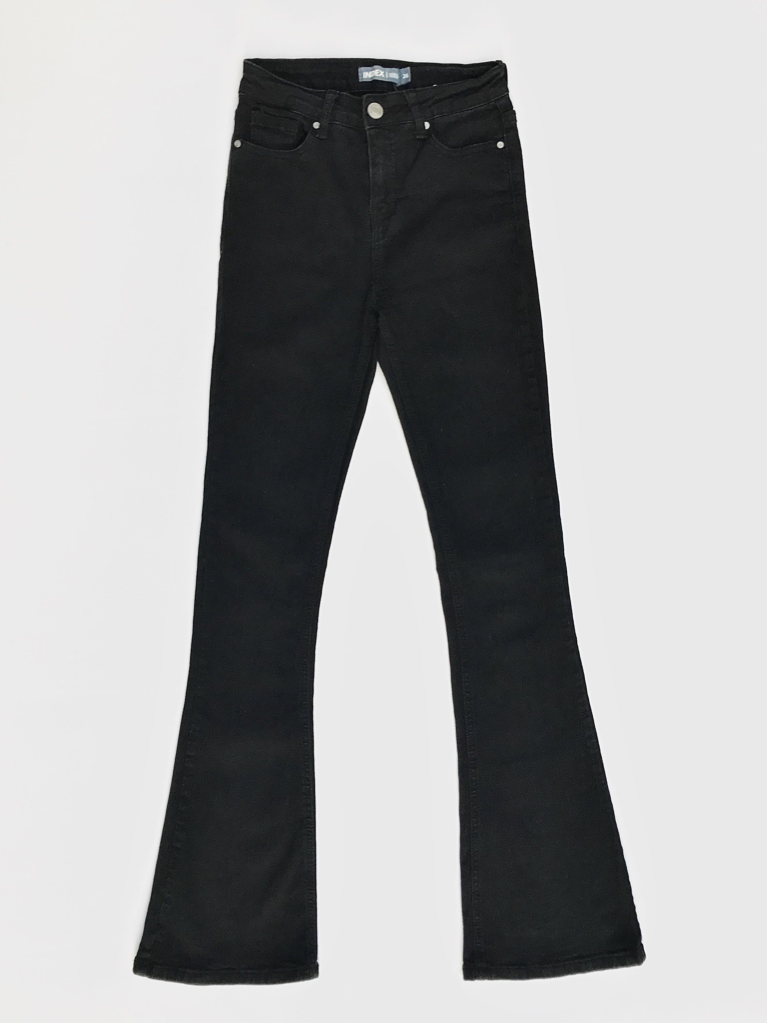Pantalón Index a la cintura, de denim negro stretch 75% algodón, 5 bolsillos, pitillo con basta campana
Talla 26
