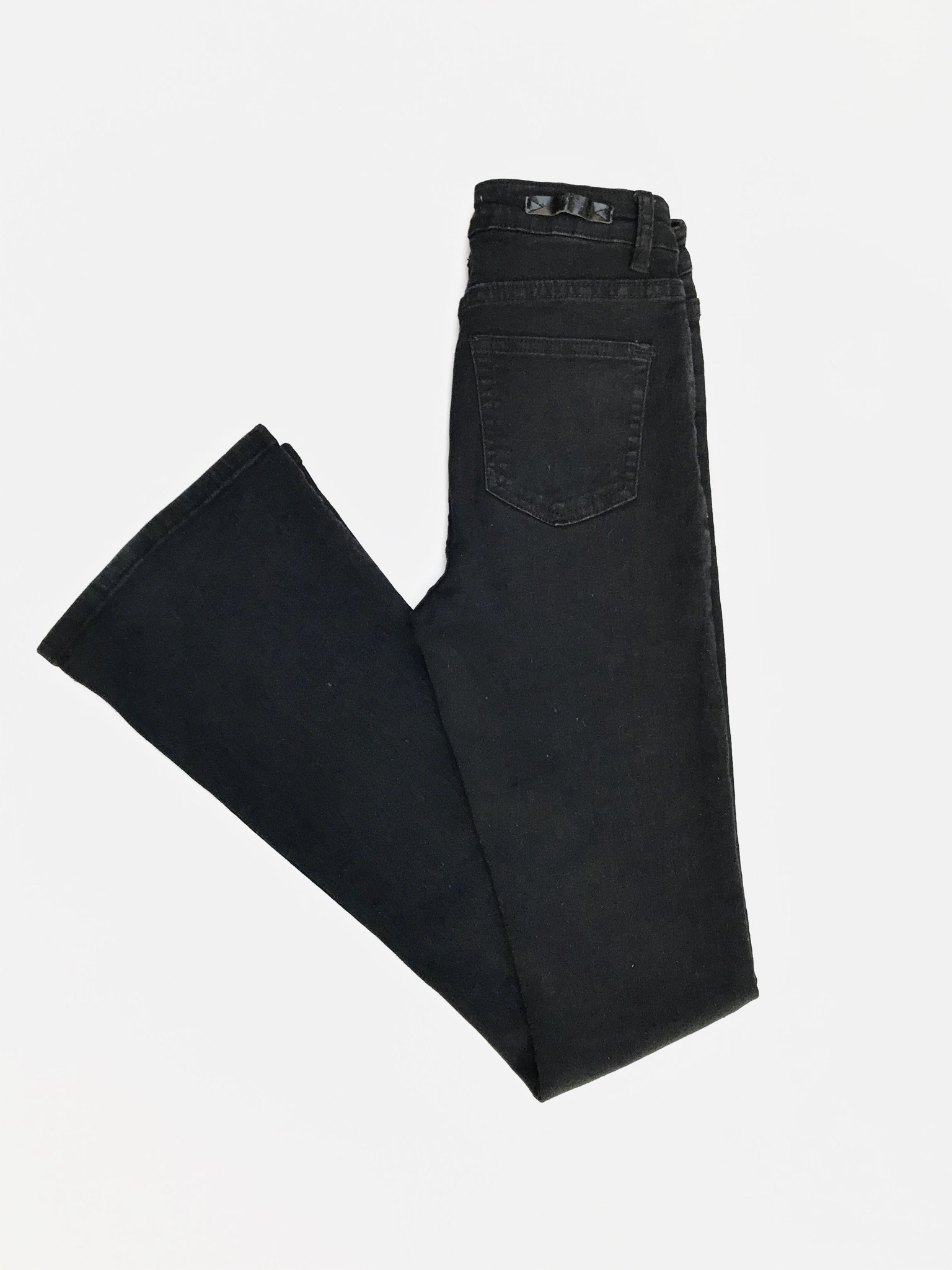Pantalón Index a la cintura, de denim negro stretch 75% algodón, 5 bolsillos, pitillo con basta campana
Talla 26