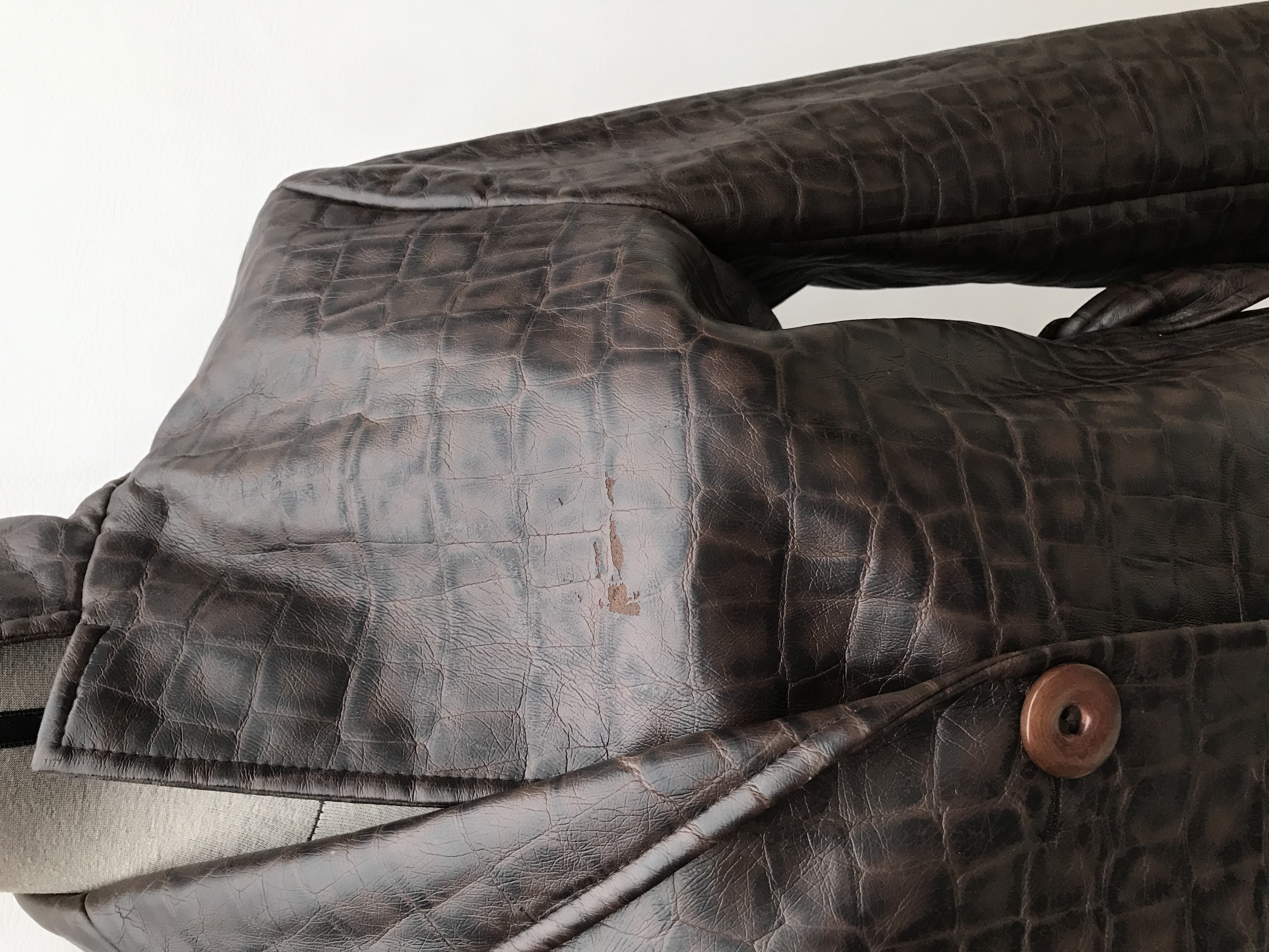 Abrigo Zara de cuerina textura reptil marrón y negro, forrado, solapas, botones y cinturón, corte en A. Largo 90cm, Tiene un raspado debajo de la solapa izquierda. Precio original S/ 290. ¡Hermoso!
