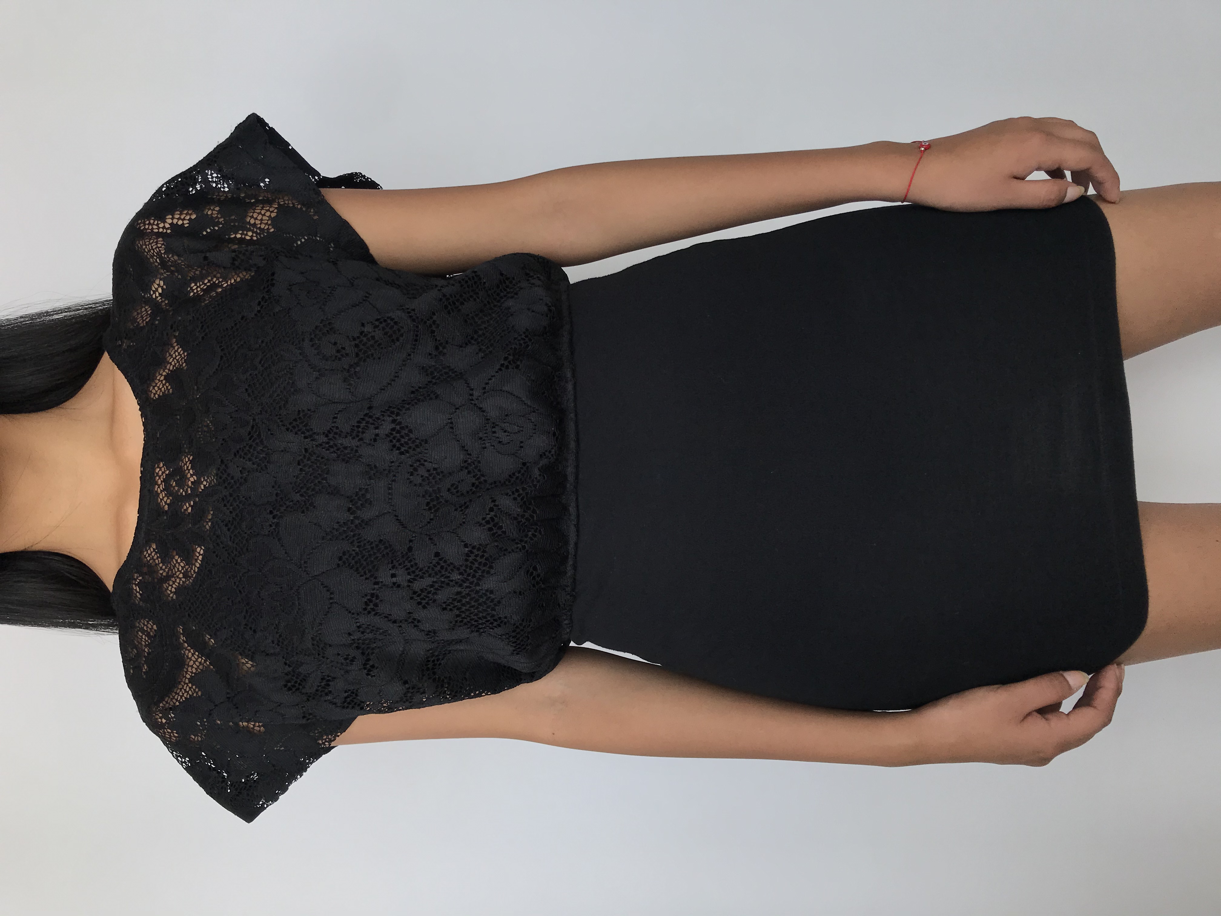 Vestido de encaje negro superior con top de tiritas, falda pegada 
Talla M