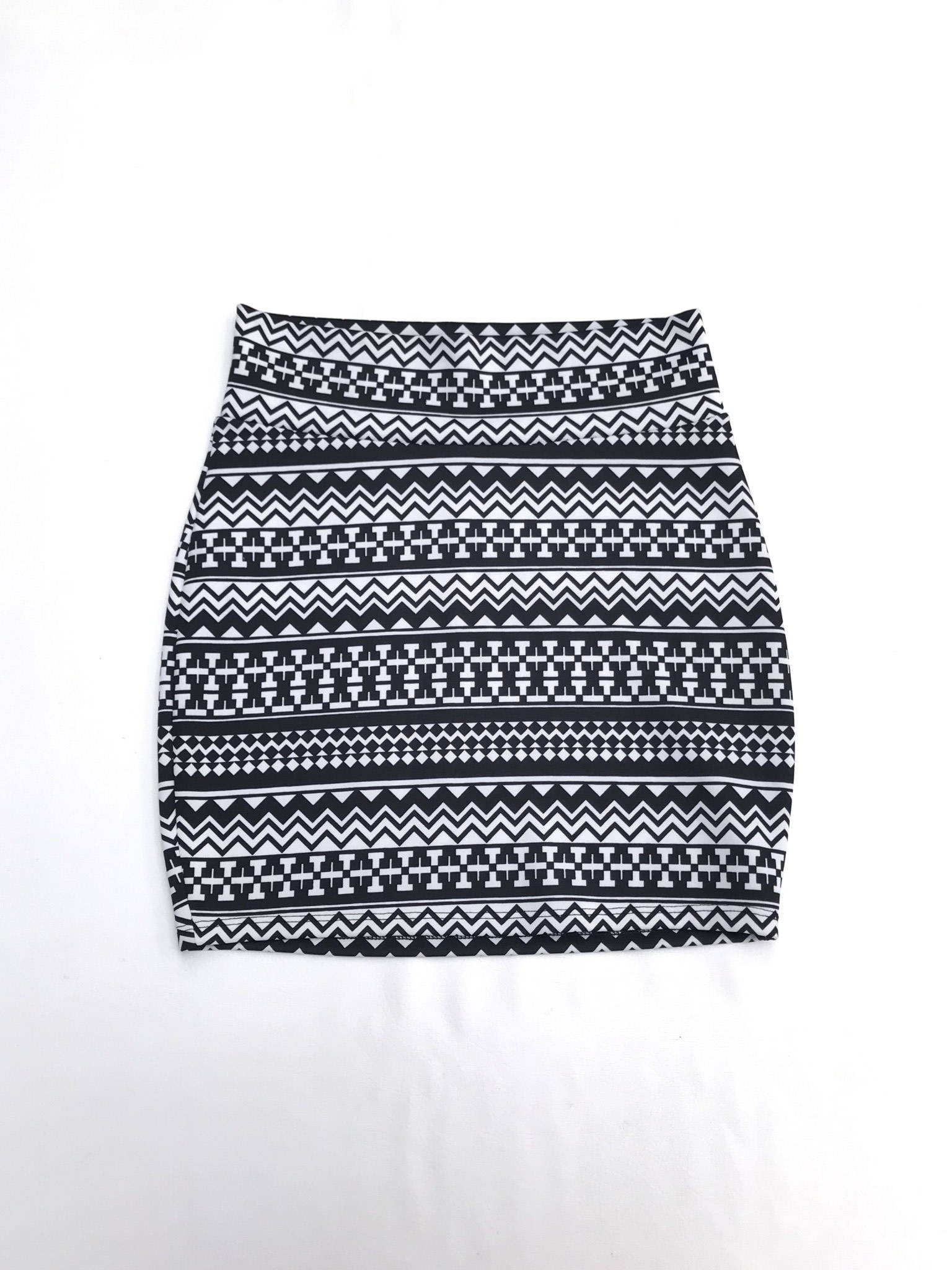 Falda blanca con estampado tribal negro, pegada al cuerpo, ligeramente stretch. Largo 44cm
talla S
