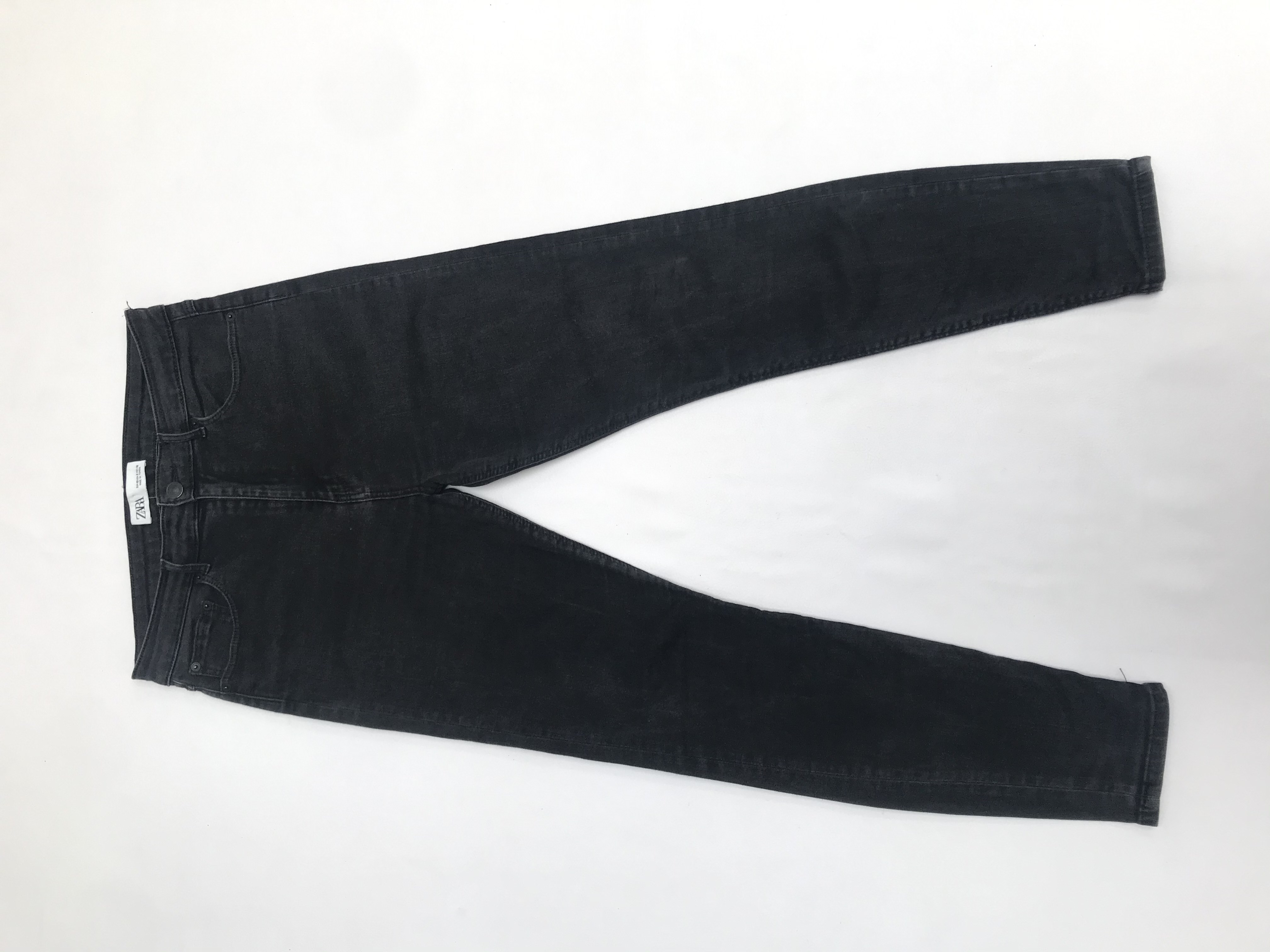 Pantalón jean Zara, denim stretch a la cintura y corte pitillo. Precio original S/ 130