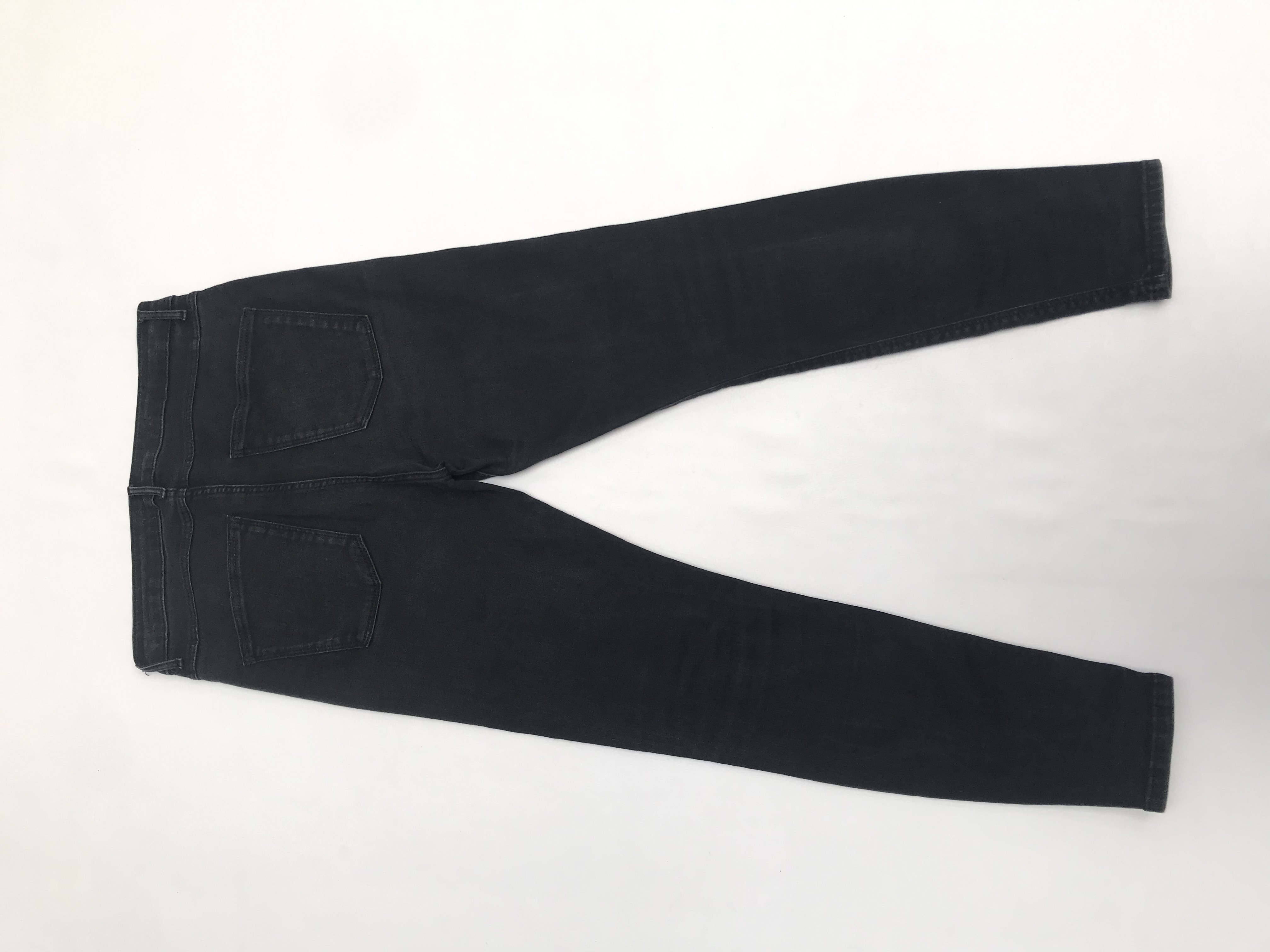 Pantalón jean Zara, denim stretch a la cintura y corte pitillo. Precio original S/ 130