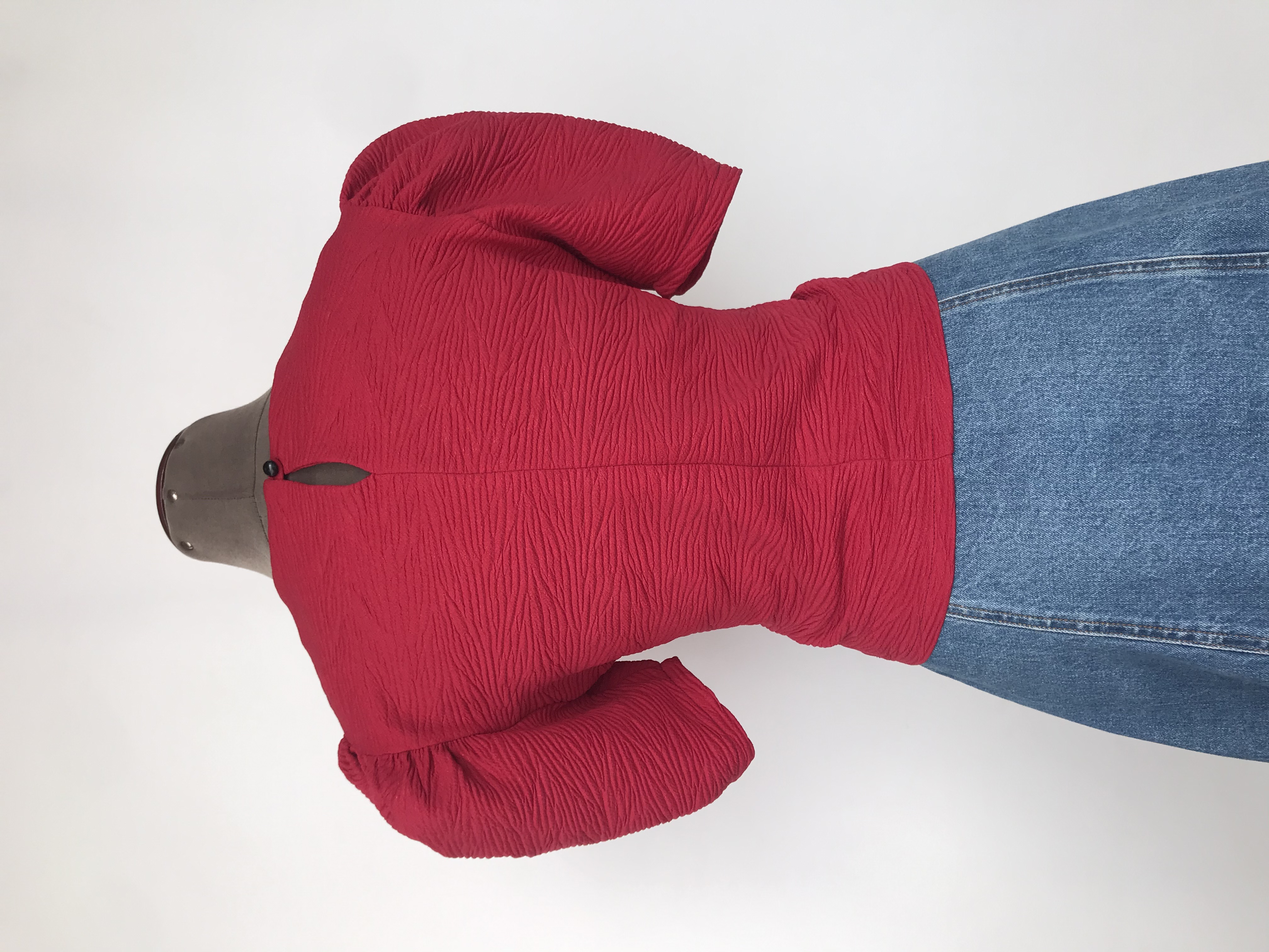 Blusa roja de tela con textura, recogido delantero, botón posterior en el cuello y mangas abuchonadas
Talla S
