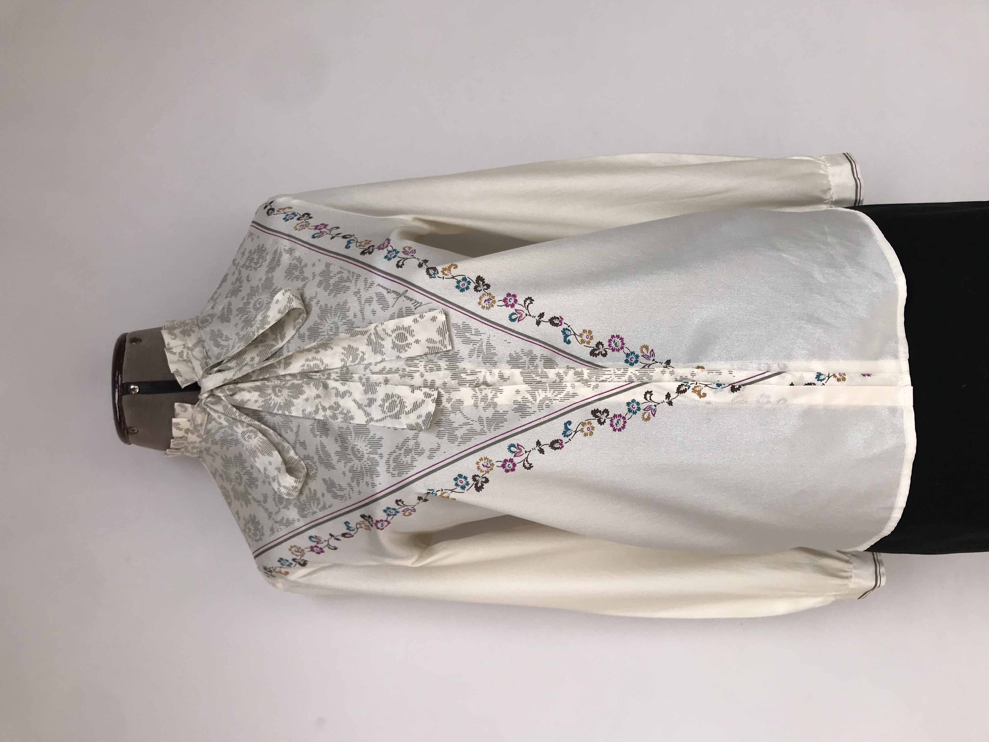 Blusa vintage Mario Pucchi, crema con estampado de flores, fila de botones, cuello plisado con lazo
Talla M