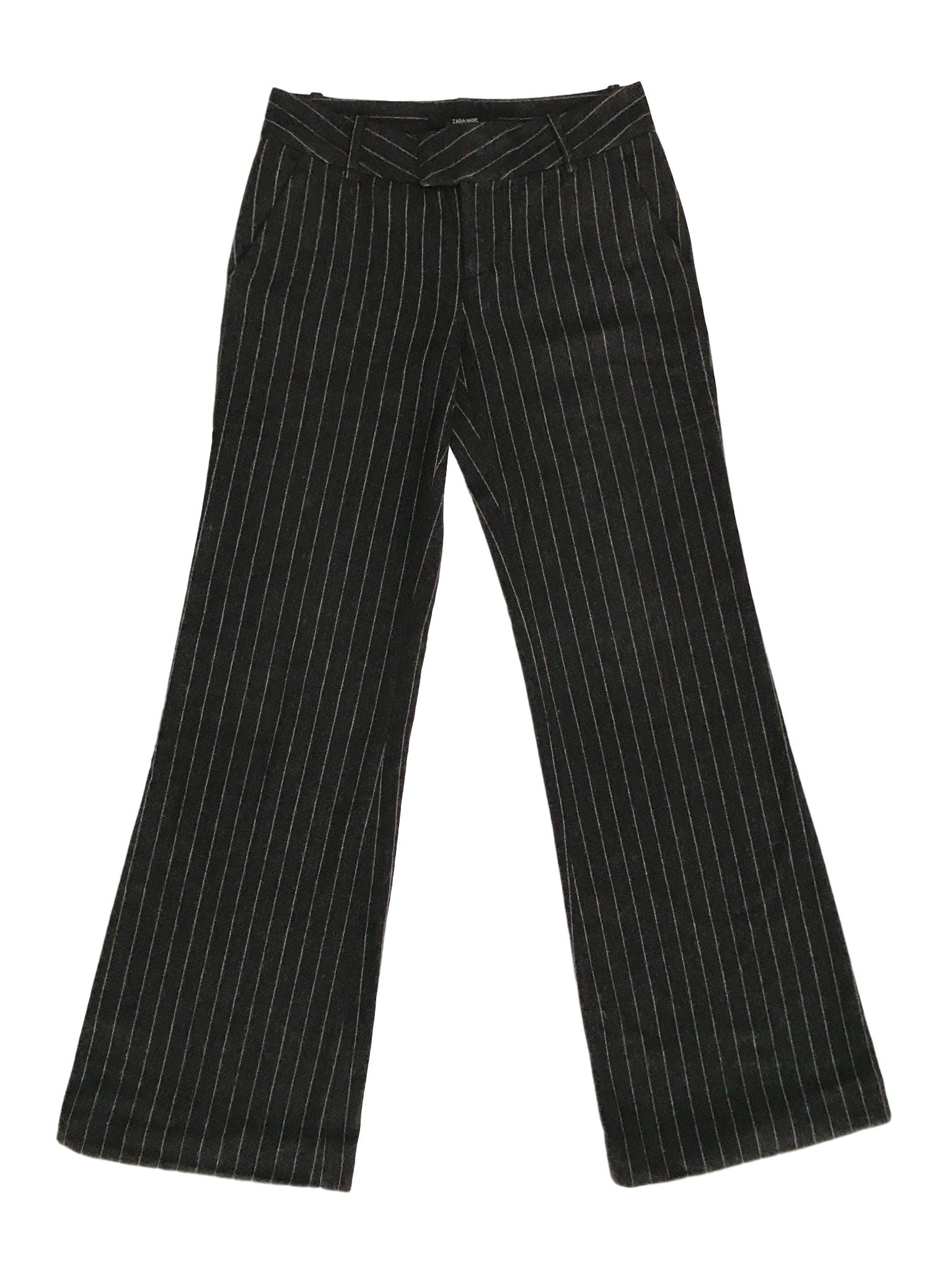 Pantalón Zara 70% lana gris con líneas plomas, corte semicampana. Precio original S/ 150
