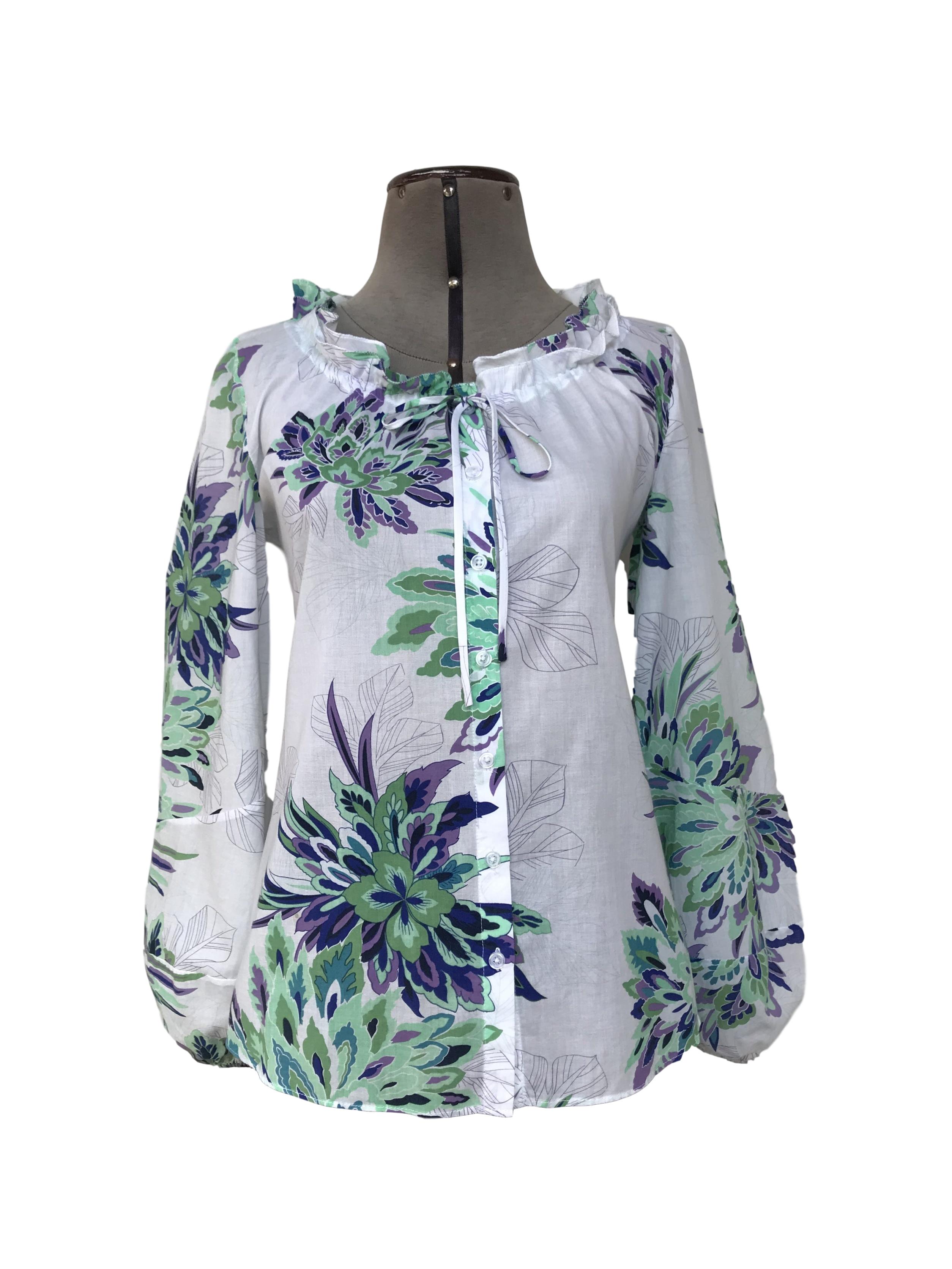 Blusa 100% algodón blanca con estampado de flores verdes y moradas, fila de botones centrales, cuello recogido con pasador y mangas bombachas con elástico en puños
Talla M