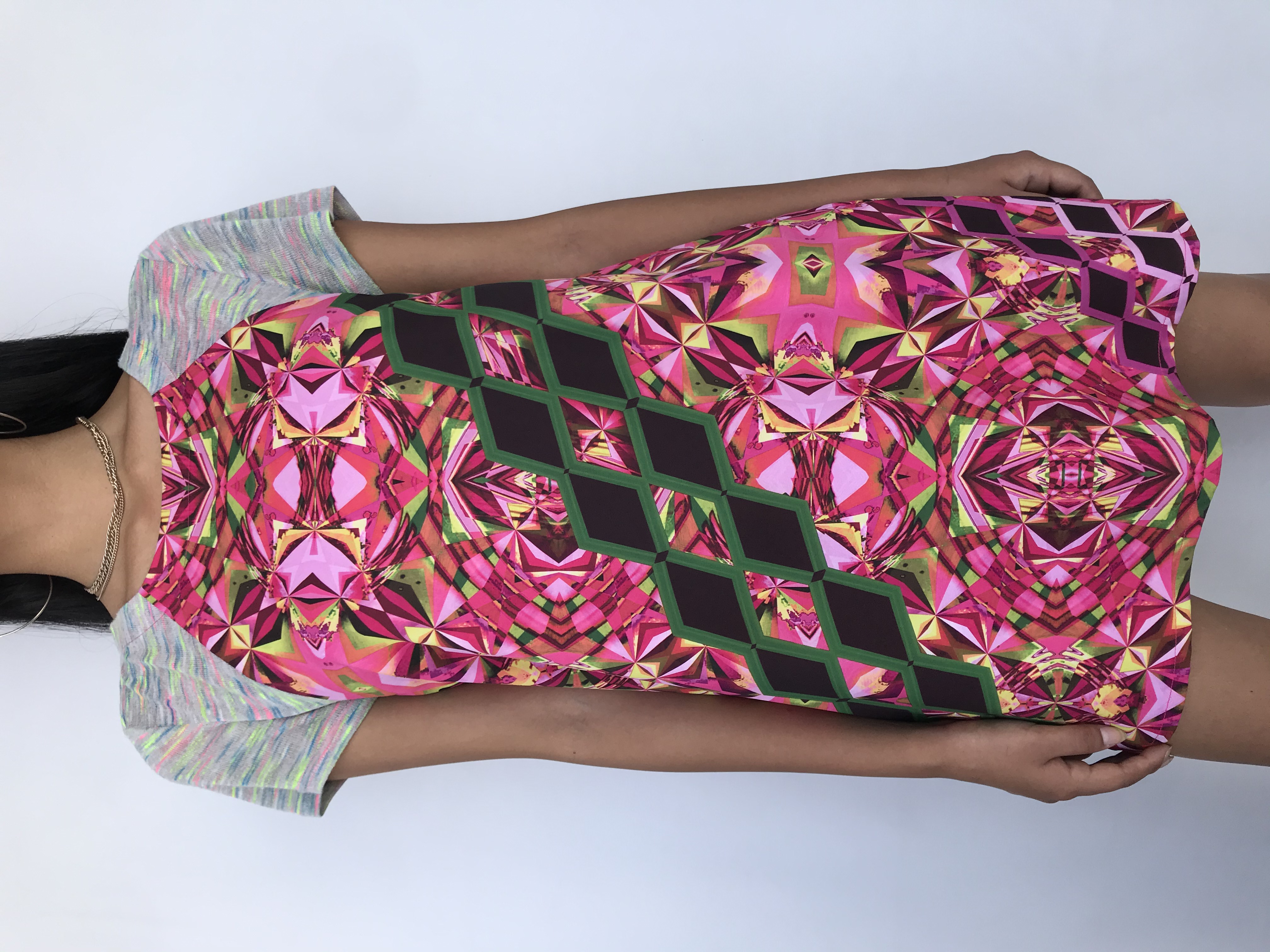 Vestido recto Custo Barcelona con estampado geométrico en tonos rosados y verdes, manga corta de tela tipo tejida ploma con jaspeado de colores, lleva forro. Precio original S/ 400
Talla S