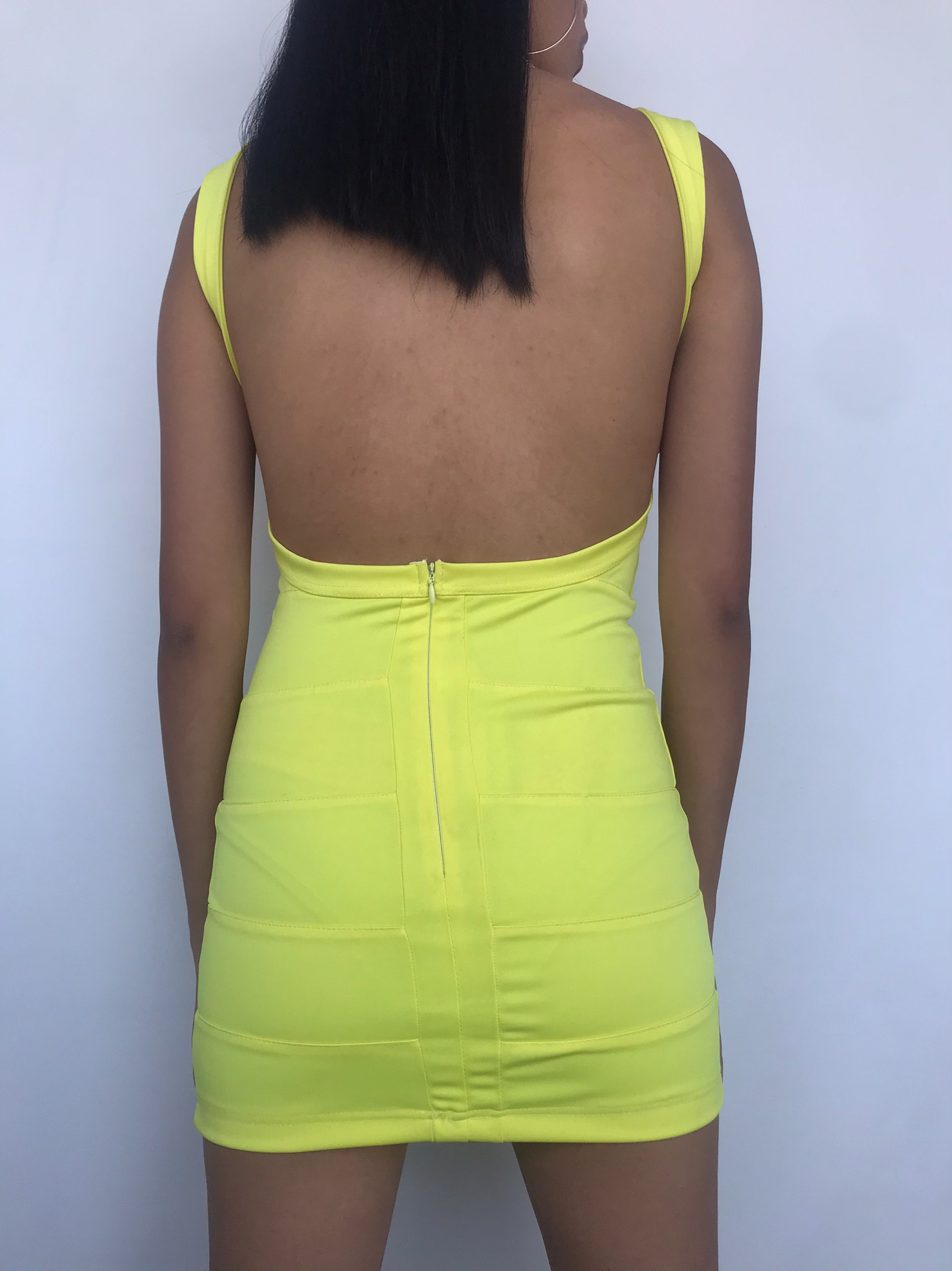 Vestido amarillo con cortes, espalda descubierta y cierre posterior. Nuevo con etiqueta
Talla XS