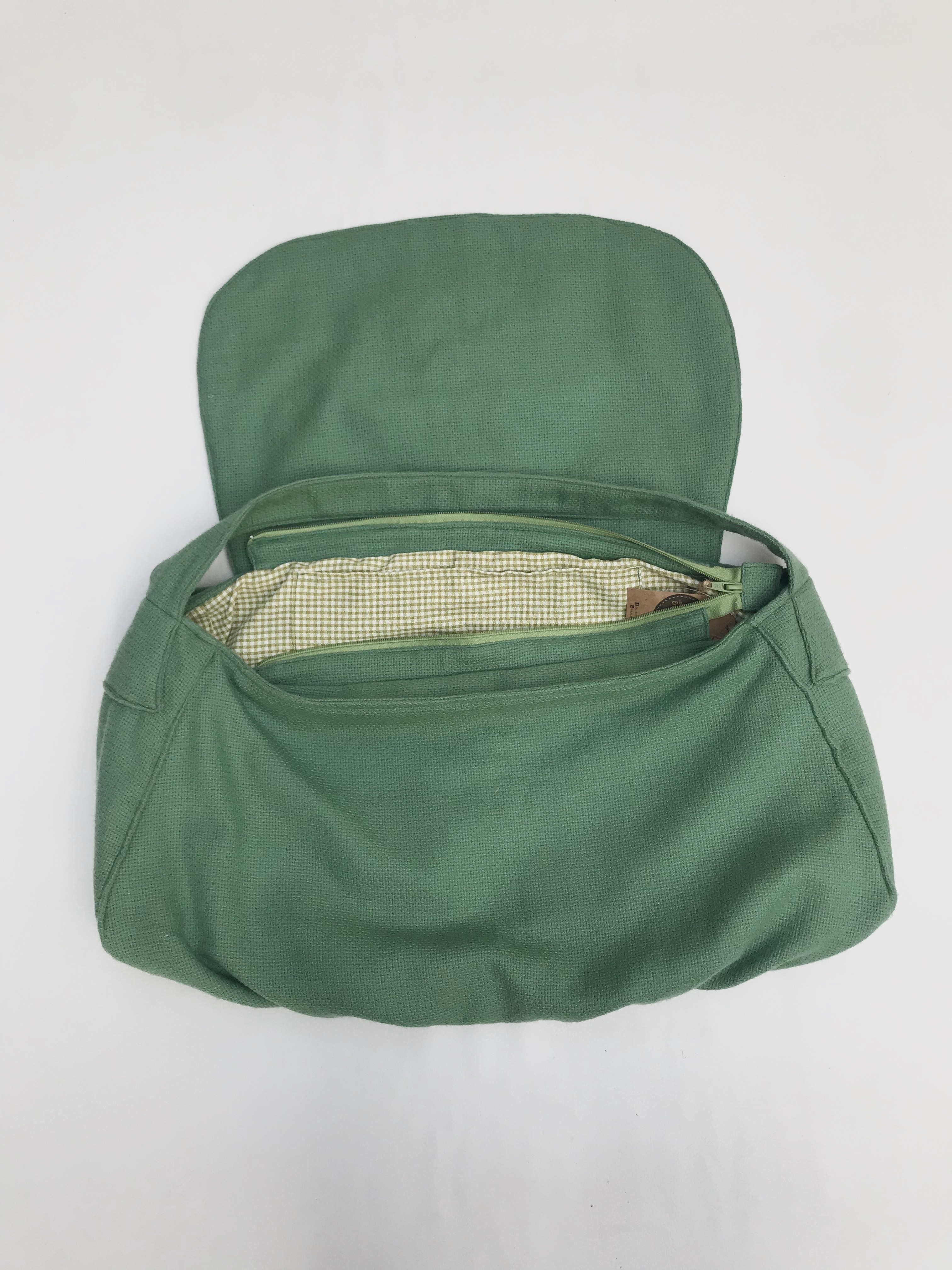 Cartera bolso verde tipo tejido con bordado de flor en la tapa, lleva forro y cierre. Alto 24cm Largo 52cm Ancho 13cm cartera bolso. Nuevo con etiqueta