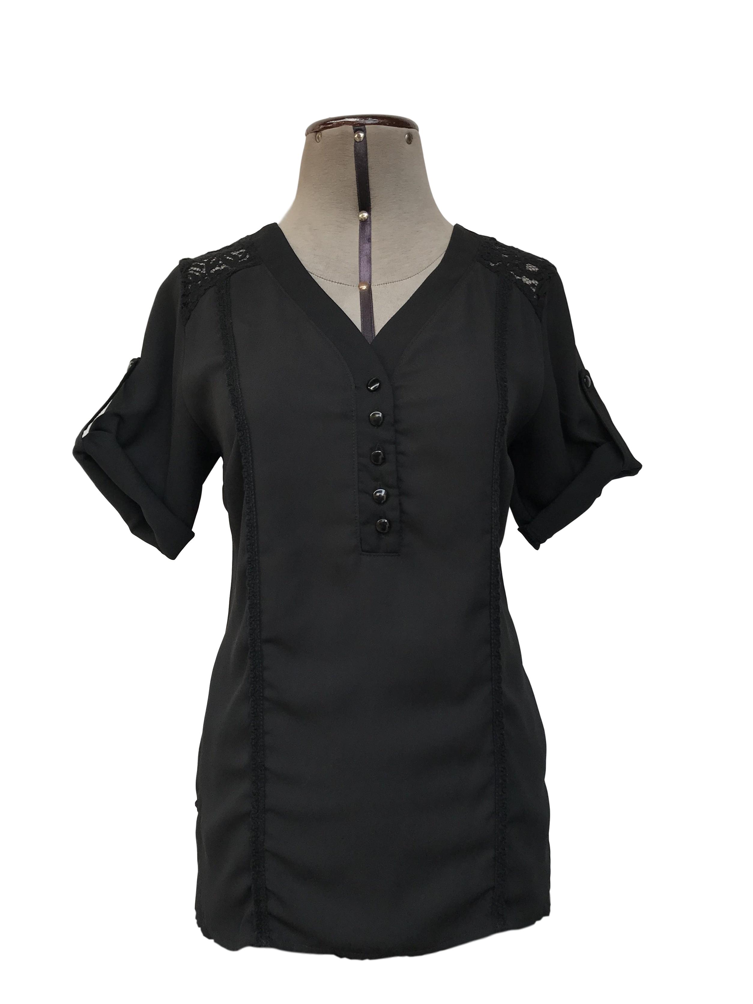 Blusa tipo gasa negra con encaje en hombros, botones en el pecho y blondas delanteras, manga 3/4 regulable con botón
Talla M chico