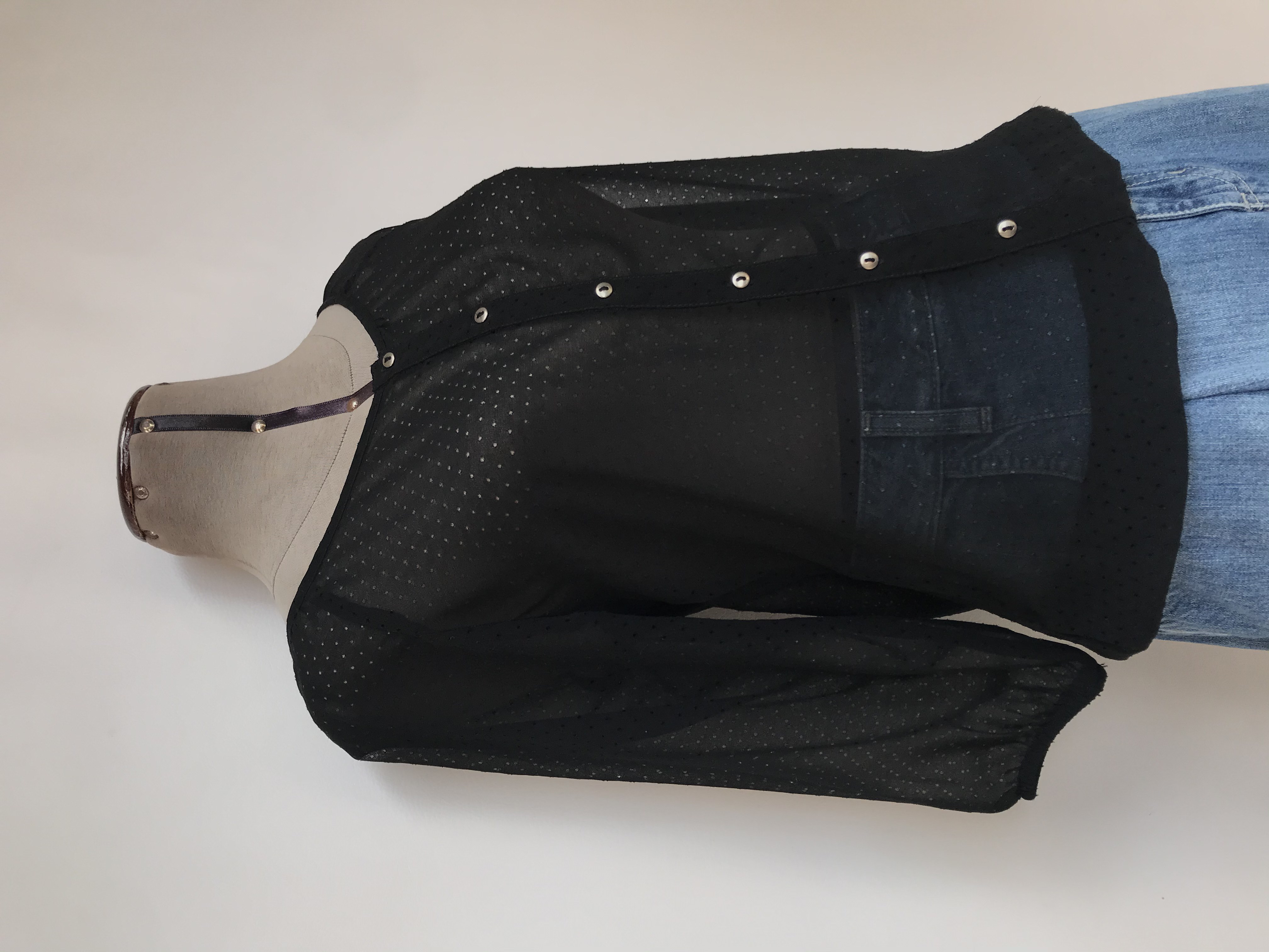 Blusa Exit de gasa negra con calado de circulitos, fila de botones plateados, manga 3/4, elástico en la basta y puños
Talla XS