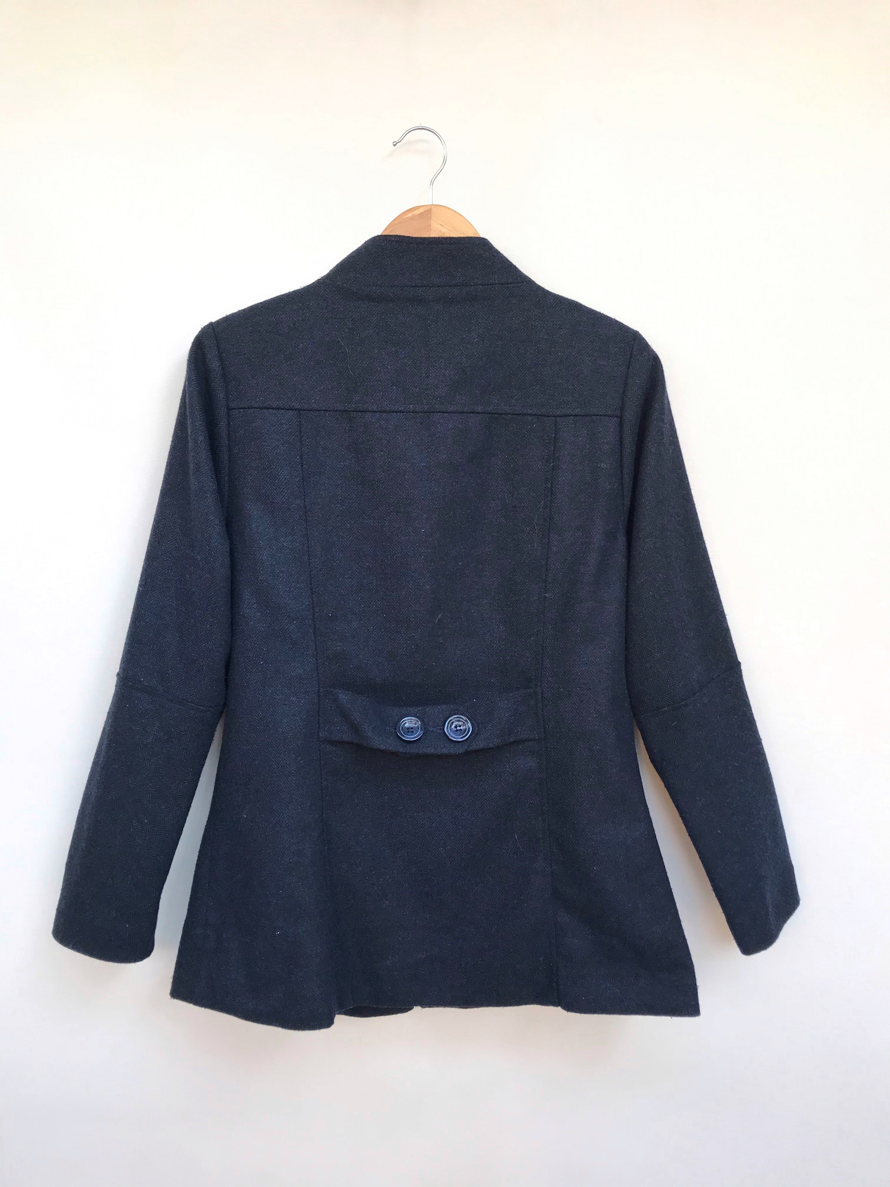 Abrigo Malabar azul tipo paño, forrado, bolsillos laterales y botones estilo cacho de toro negros. Precio original S/ 170
Talla M