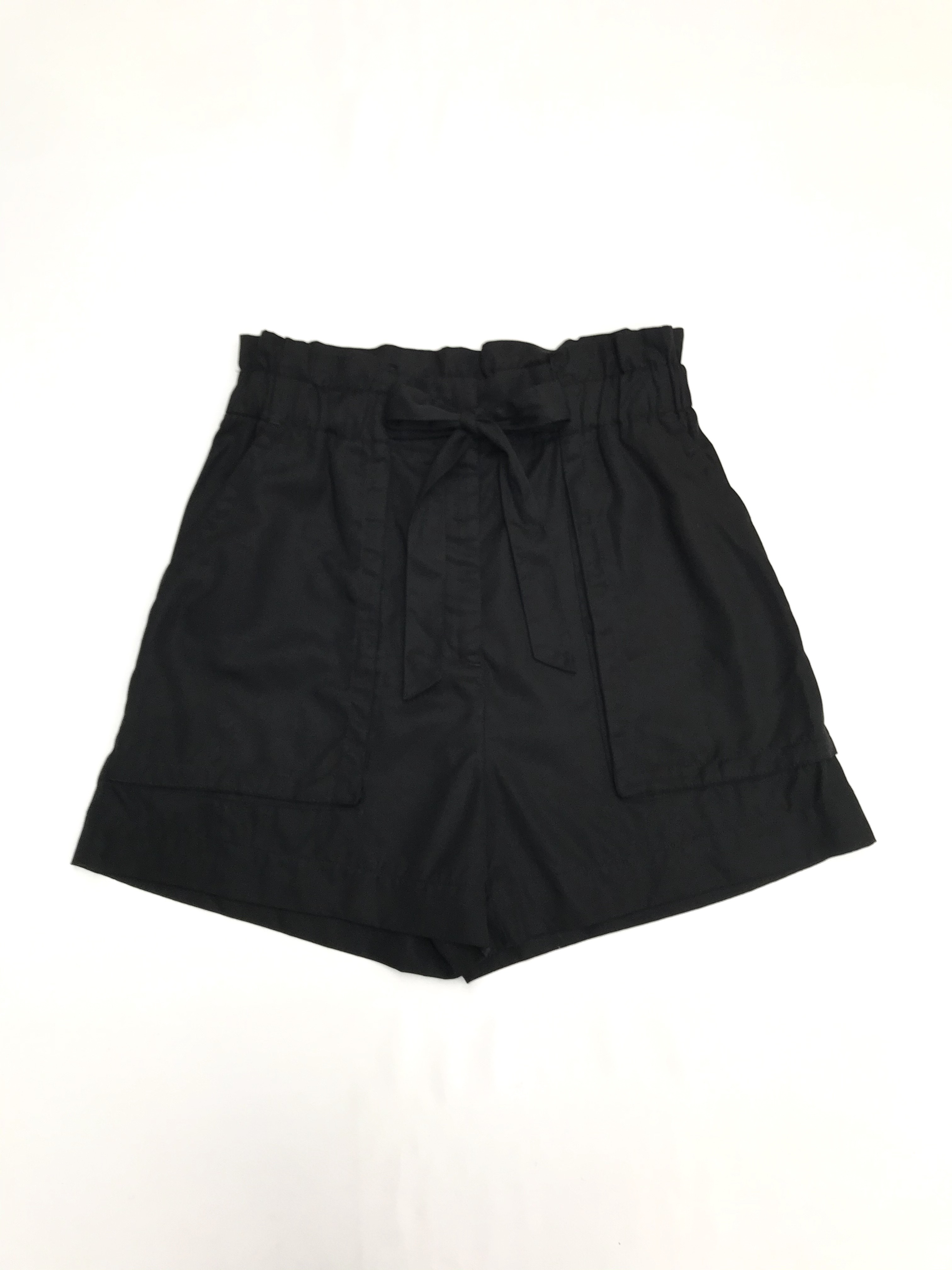 Short H&M negro 100% lyocell, a la cintura corte paper bag, elástico en la cintura, lazo y bolsillos delanteros. Precio original S/ 130
Talla S (8)