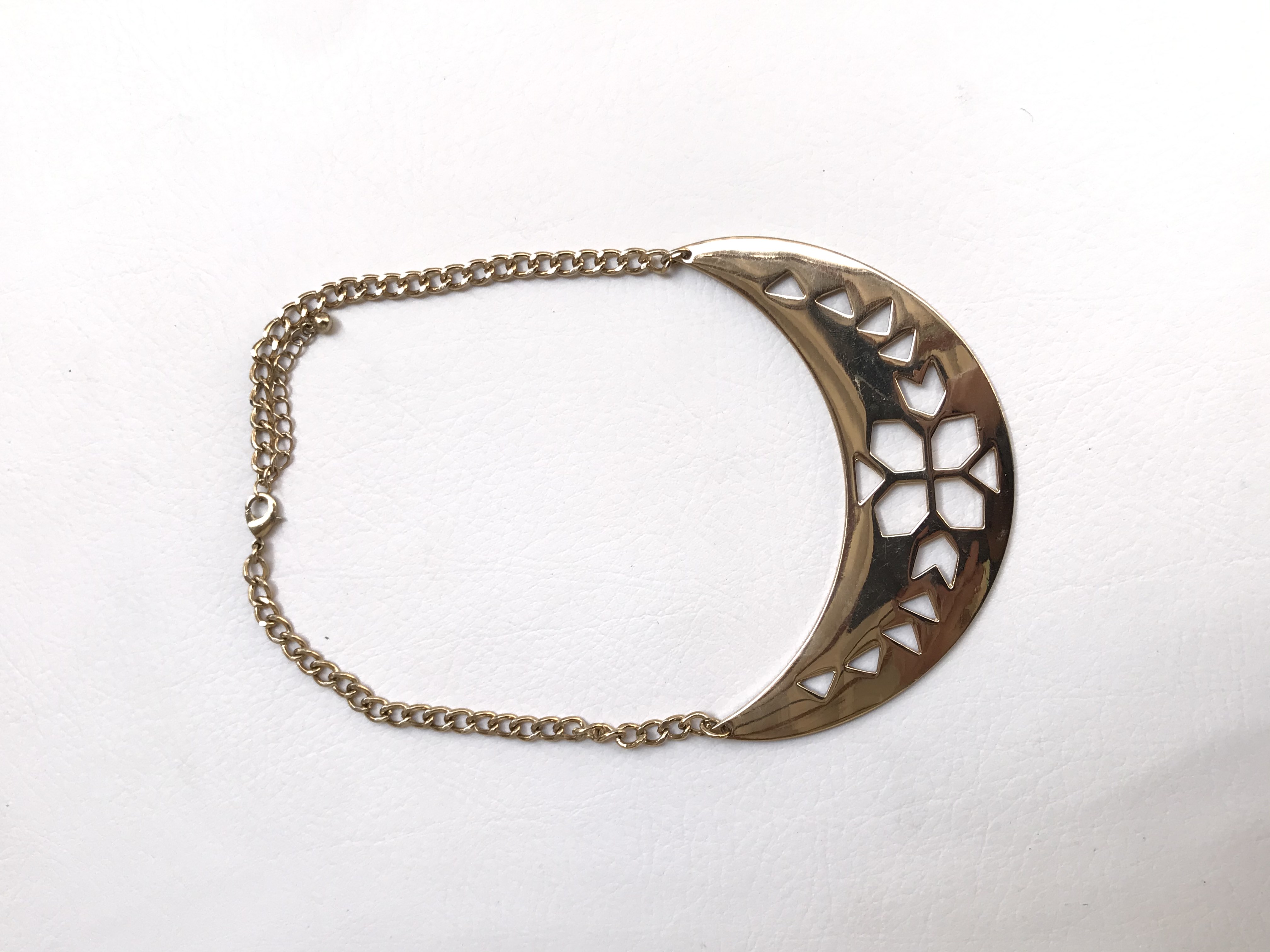 Collar cadena dorada con placa y perforaciones geométricas. Largo 43cm (+5cm regulables)