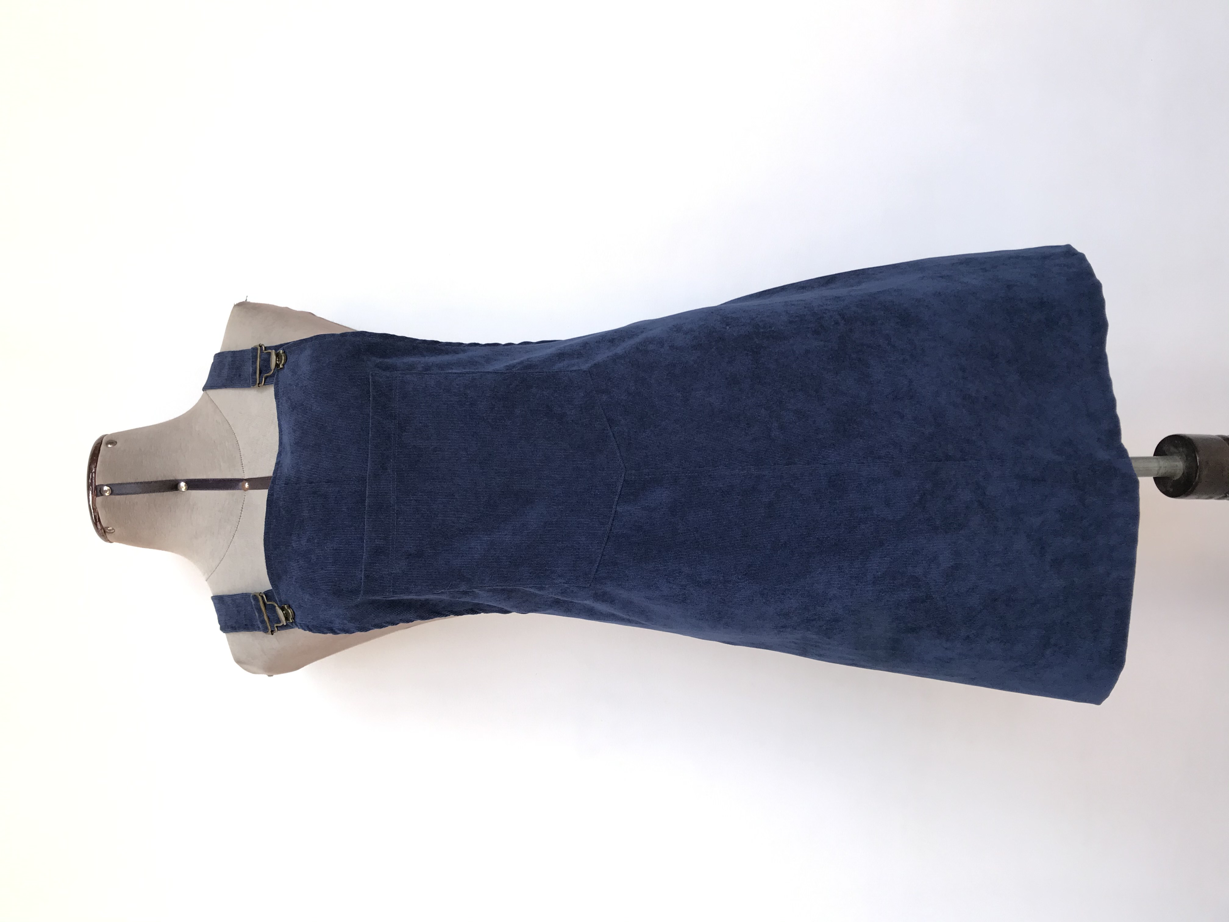 Vestido jumper de corduroy  azul, broches en tono bronce y bolsillo en el pecho
Talla S
