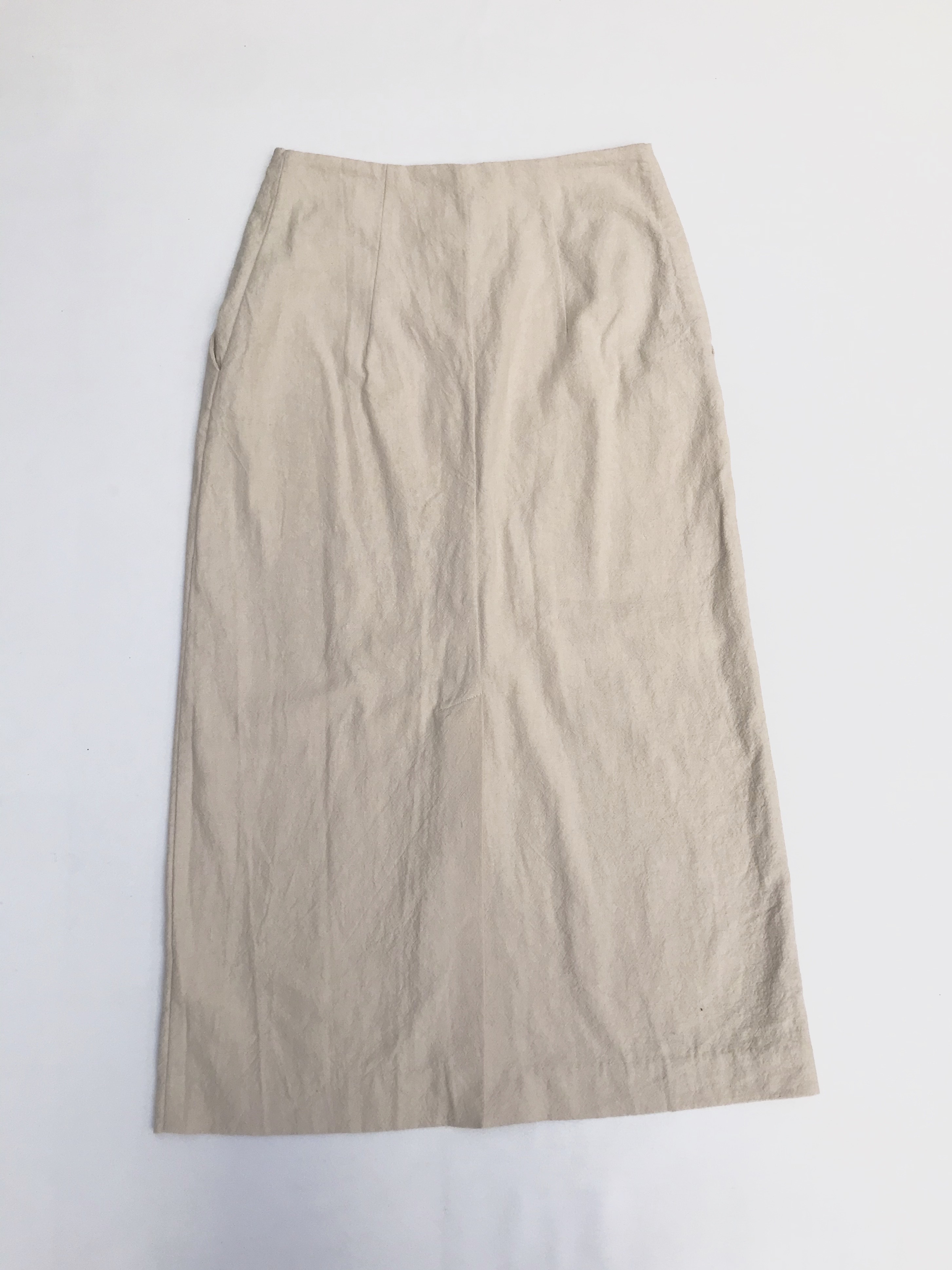 Falda larga H&M 54% lino 46% algodón crema, bolsillos laterales, fila de botones al centro y aberturas en la basta. Precio original S/ 170 Largo 87cm
Talla S