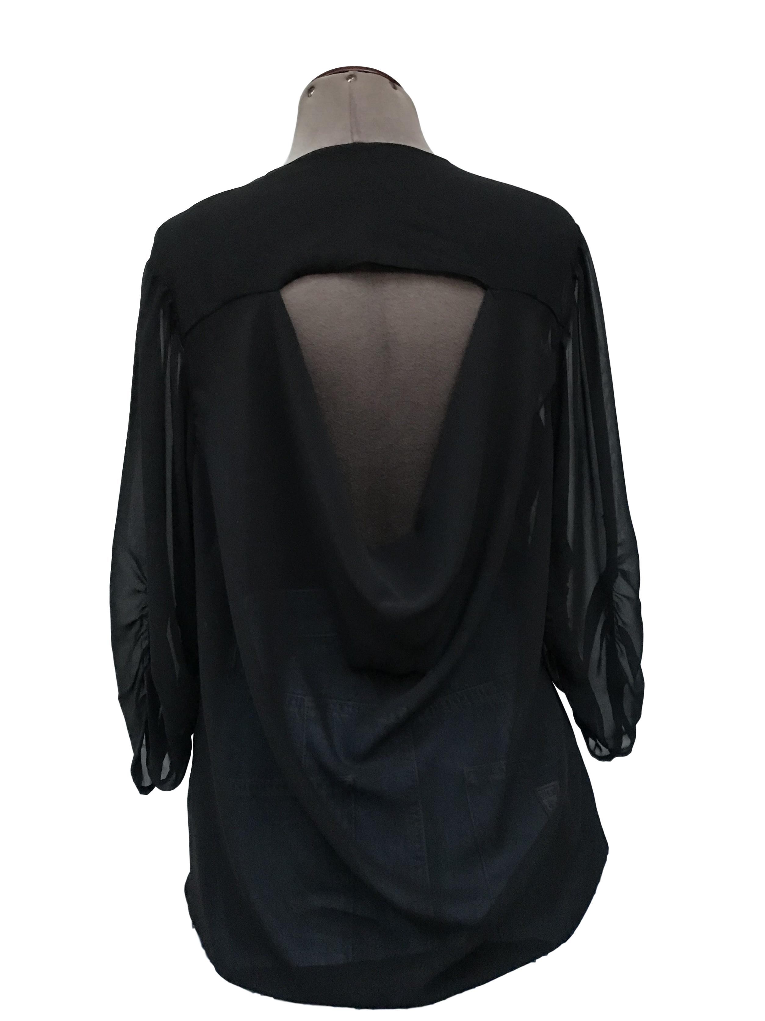 Blusa de gasa negra, doble capa de tela delantera, escote caído posterior, mangas 3/4 drapeadas
Talla S