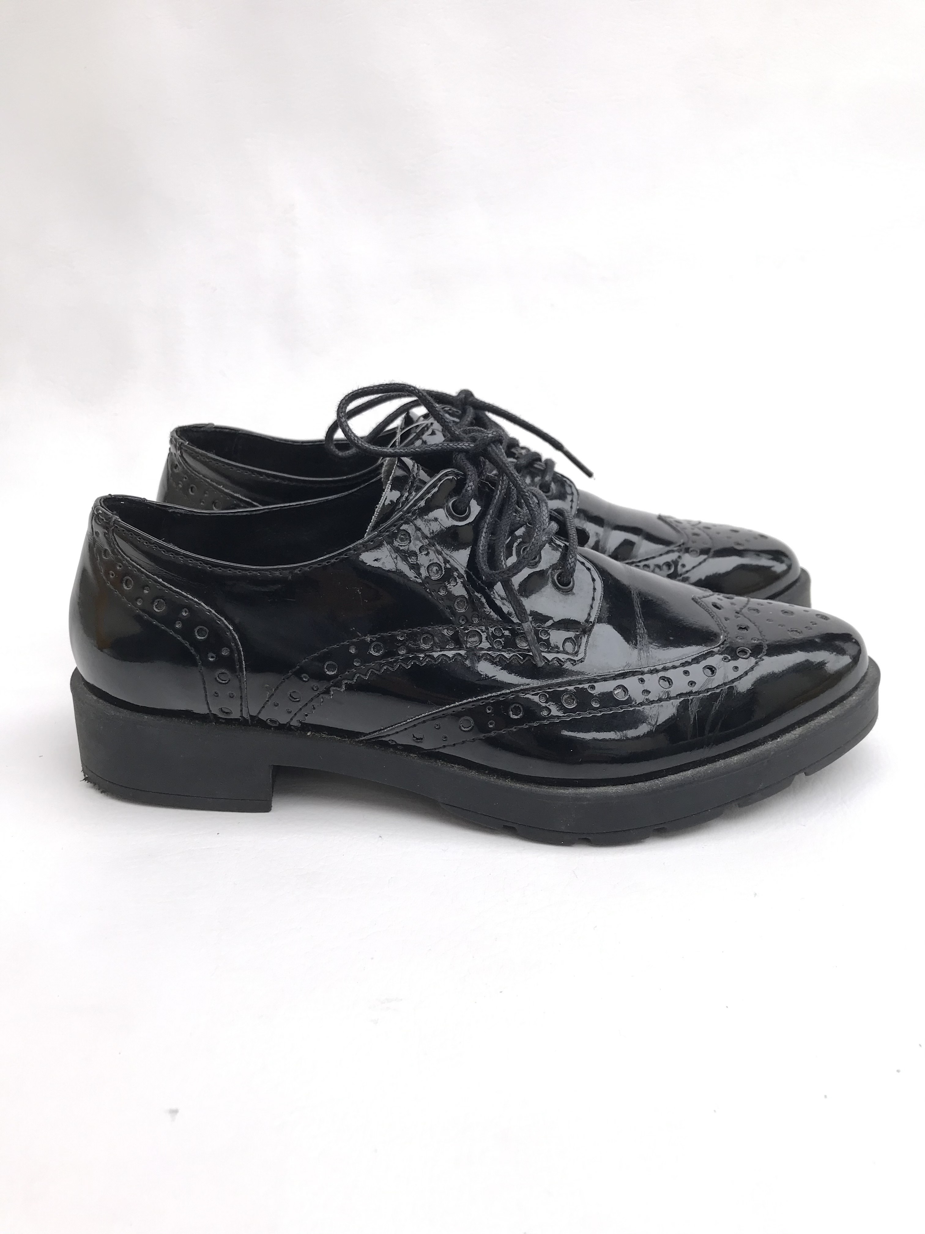 Zapatos Aldo modelo oxford negros de charol, taco Estado 7/10 Precio original S/ 230 Las Traperas
